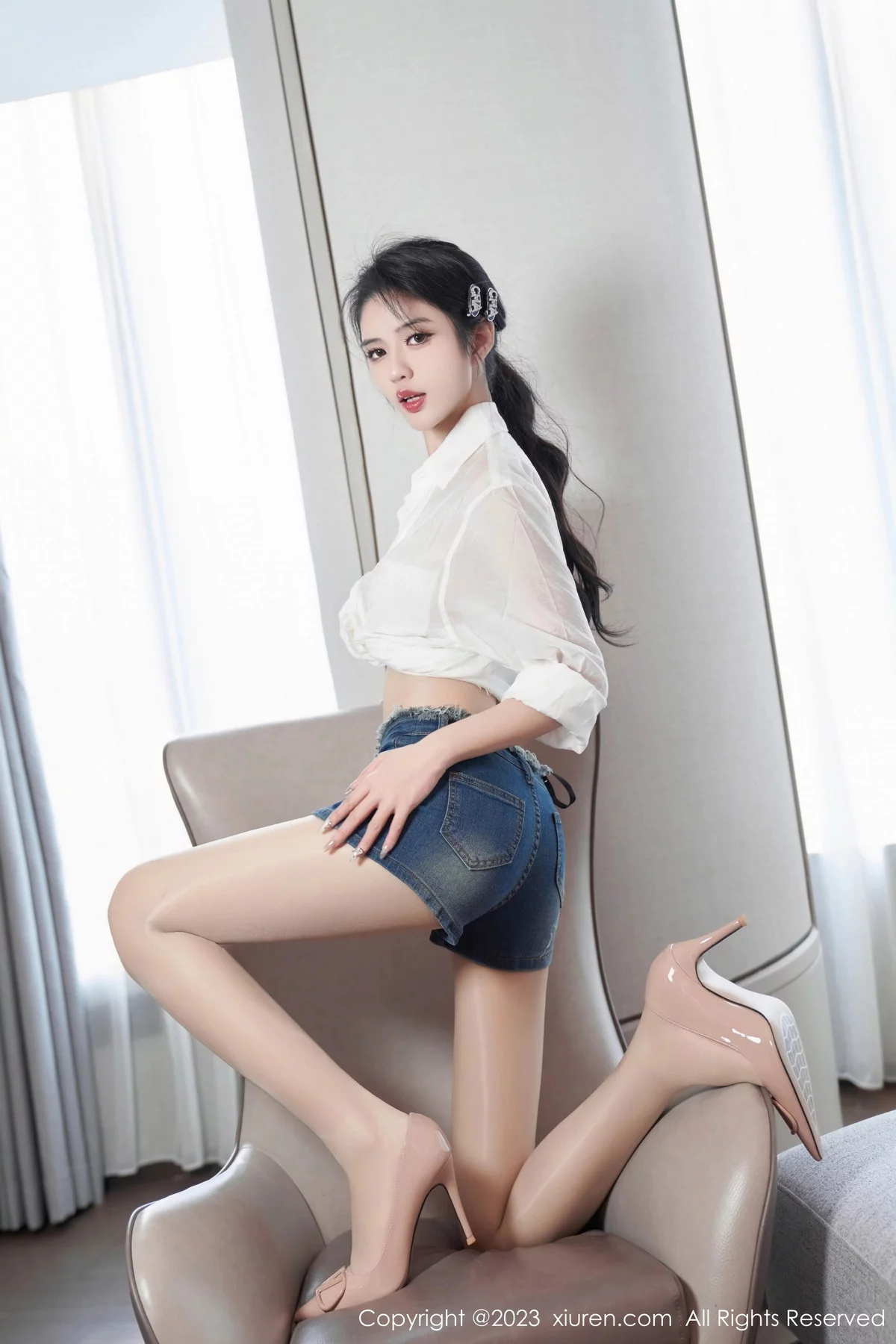 XiuRen第7667期_模特浅浅Danny性感白T配牛仔短裙露闪亮肉丝秀美腿诱惑写真89P