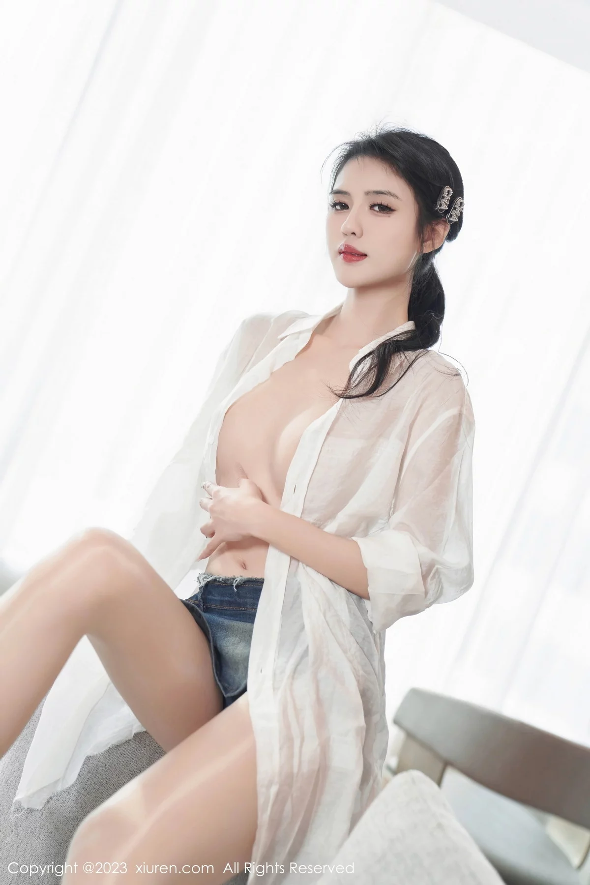 XiuRen第7667期_模特浅浅Danny性感白T配牛仔短裙露闪亮肉丝秀美腿诱惑写真89P