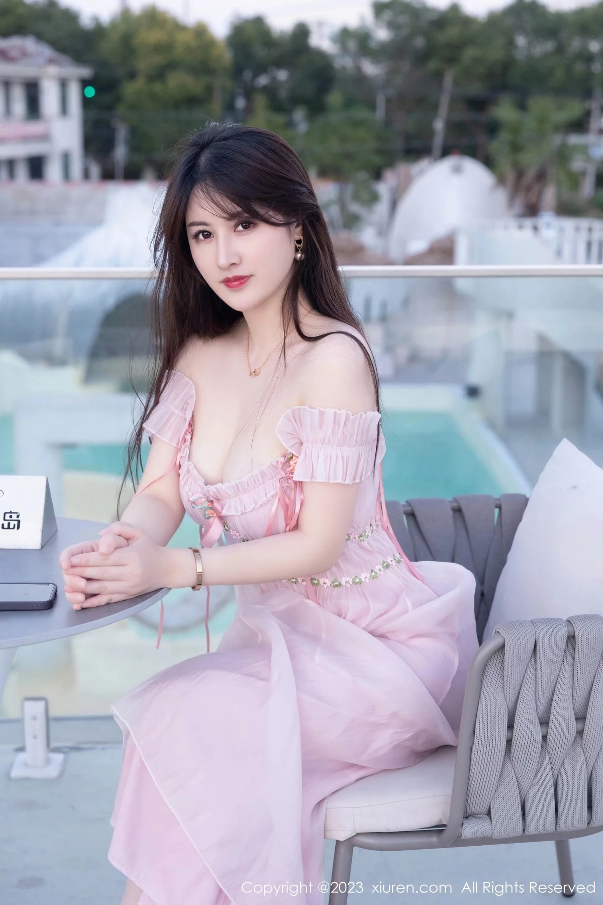XiuRen第7666期_模特诗诗kiki性感粉色低胸裙露粉色蕾丝内衣秀丰腴身姿诱惑写真82P