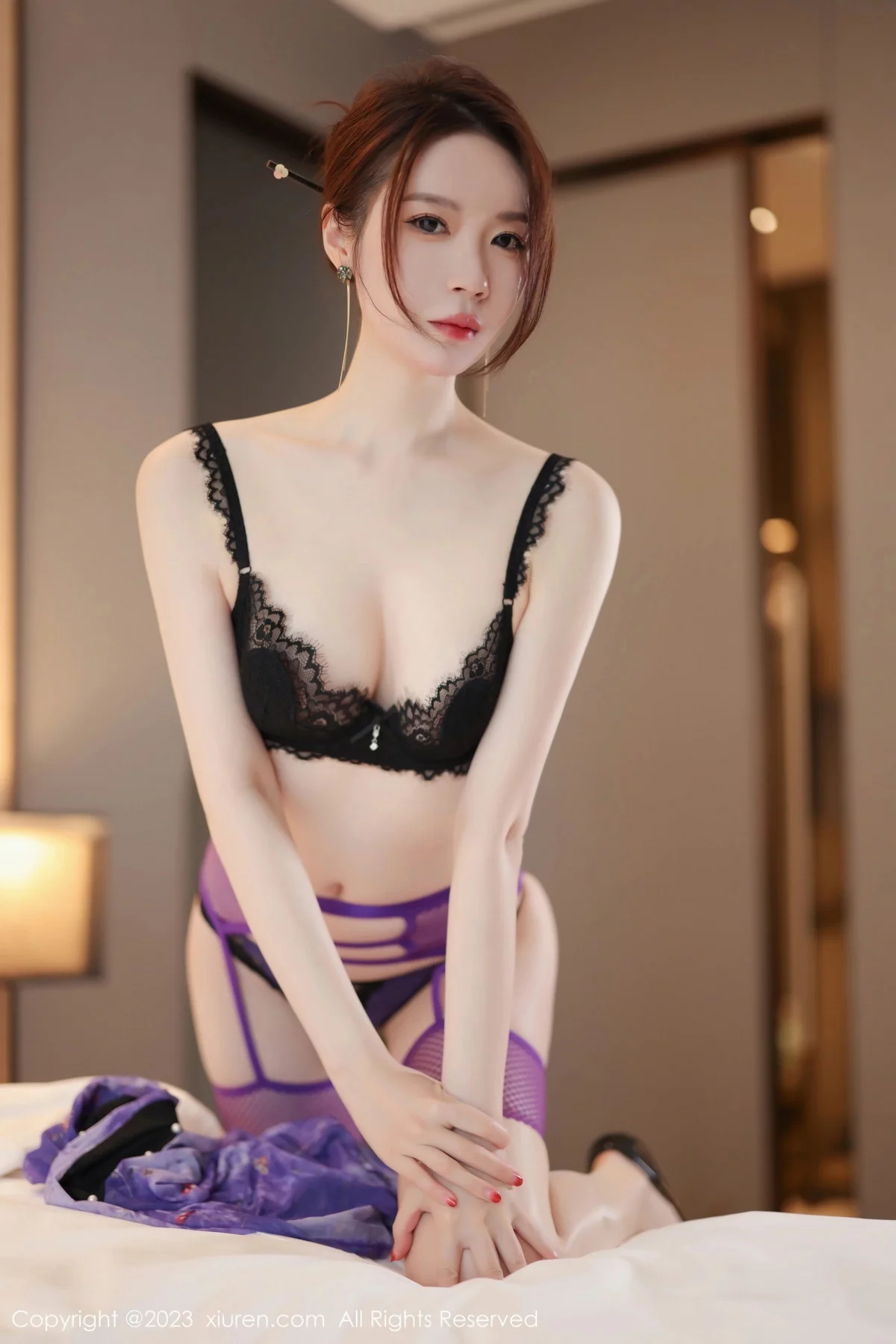 XiuRen第7673期_模特梦心玥性感紫色连衣裙露黑色蕾丝内衣配紫丝吊袜诱惑写真86P