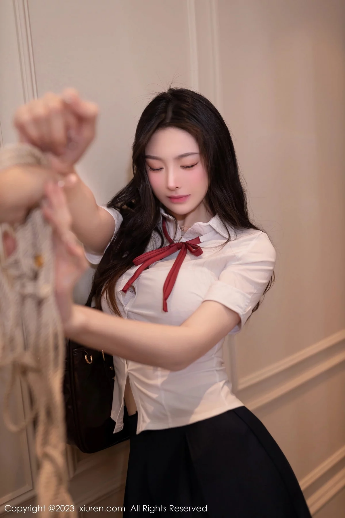 XiuRen第7674期_模特小逗逗捆绑剧情性感白T配黑色短裙露超薄黑丝极致魅惑写真80P