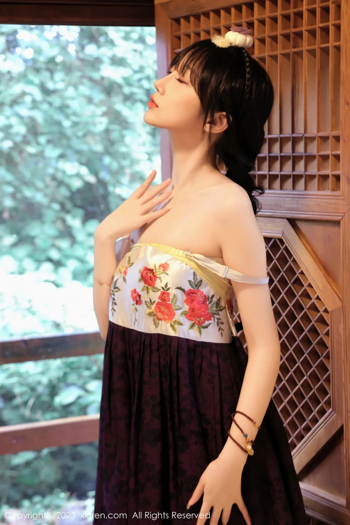 XiuRen第7677期_模特玥儿玥er济州岛旅拍大长今服饰半脱秀完美身姿迷人诱惑写真66P