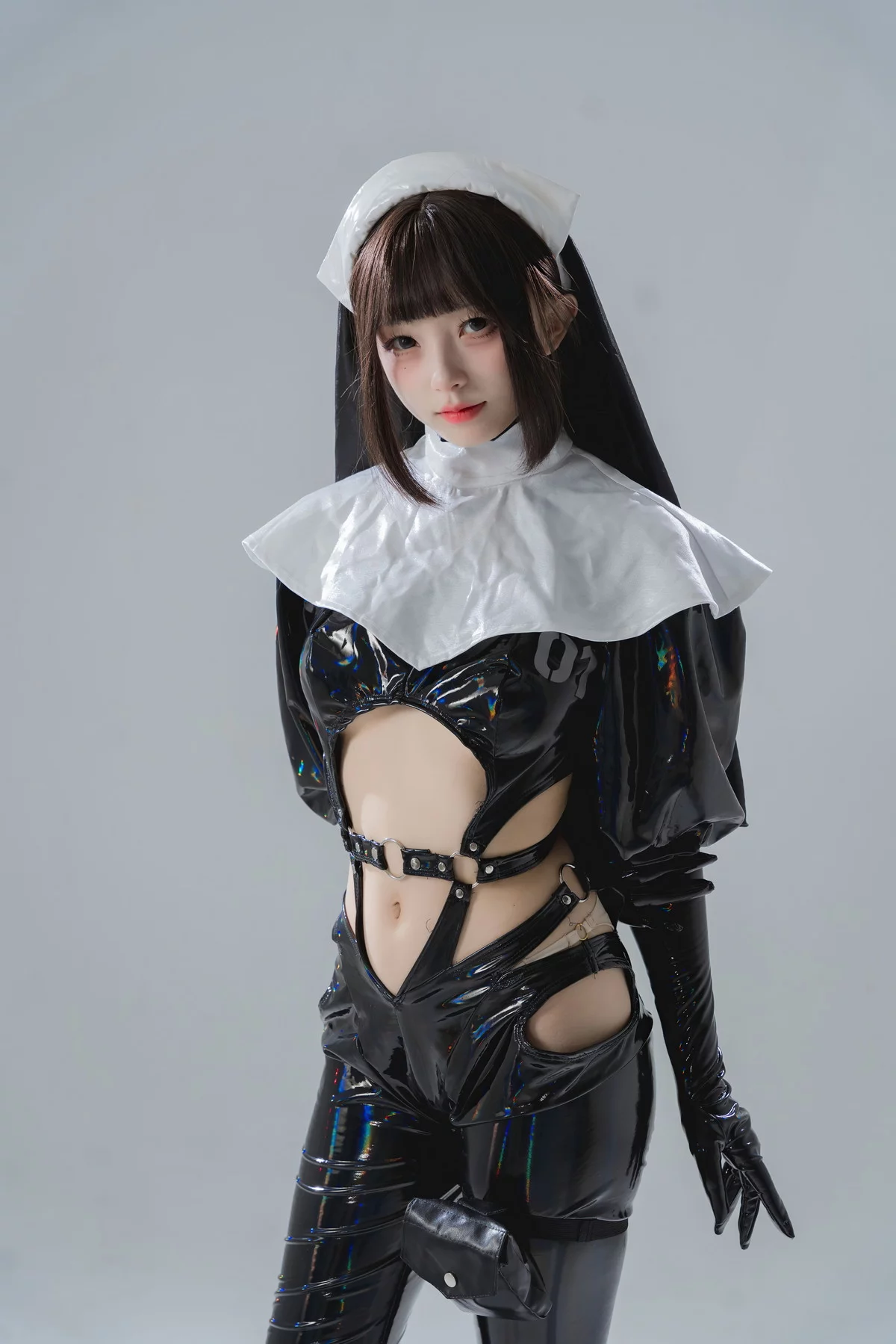 网络美女花铃漆皮修女主题性感黑色皮质修女服配黑皮长裤秀完美身材诱惑写真38P