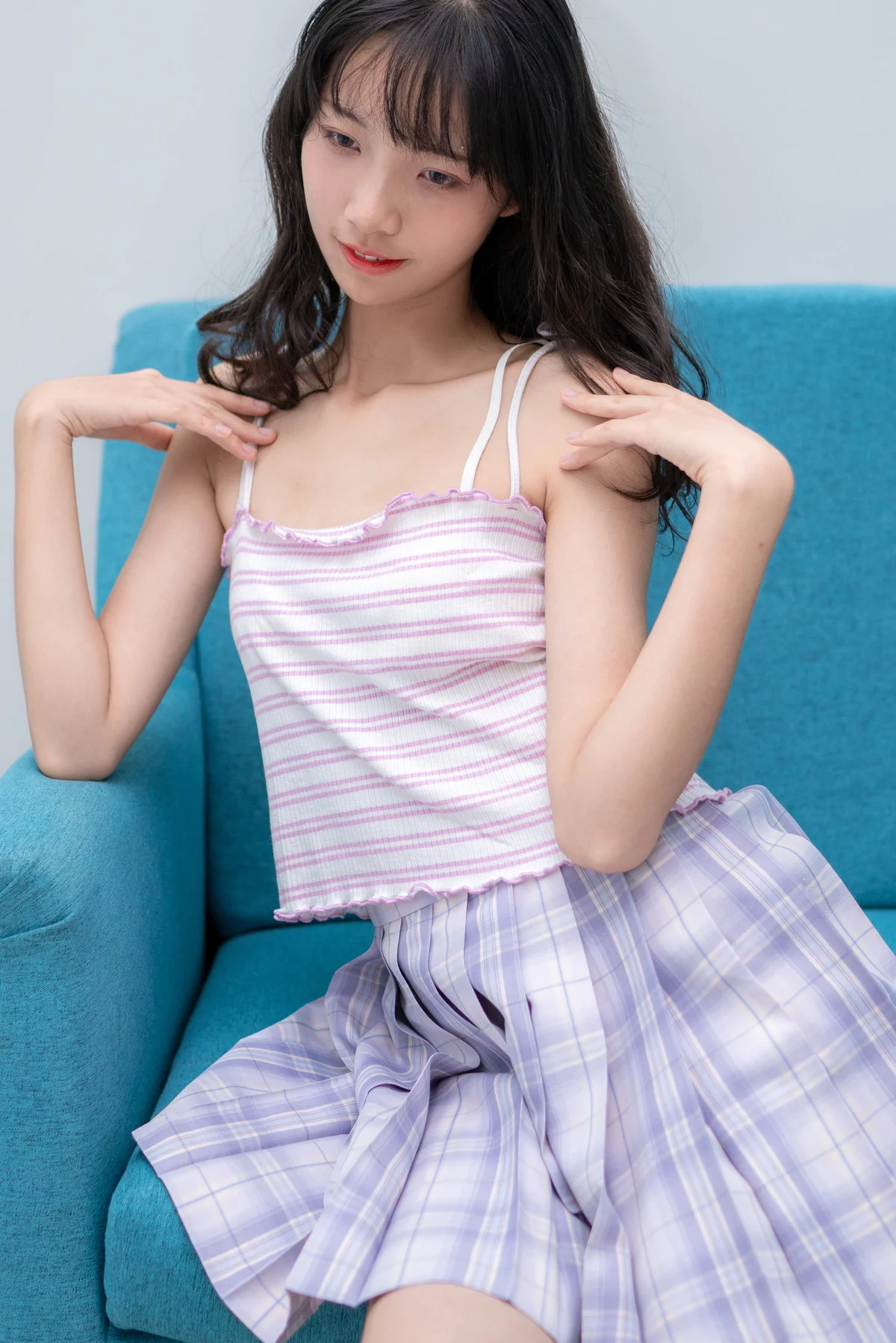网络美女西瓜少女清新JK主题性感粉色吊带配百褶短裙露白丝短袜秀美腿诱惑写真49P