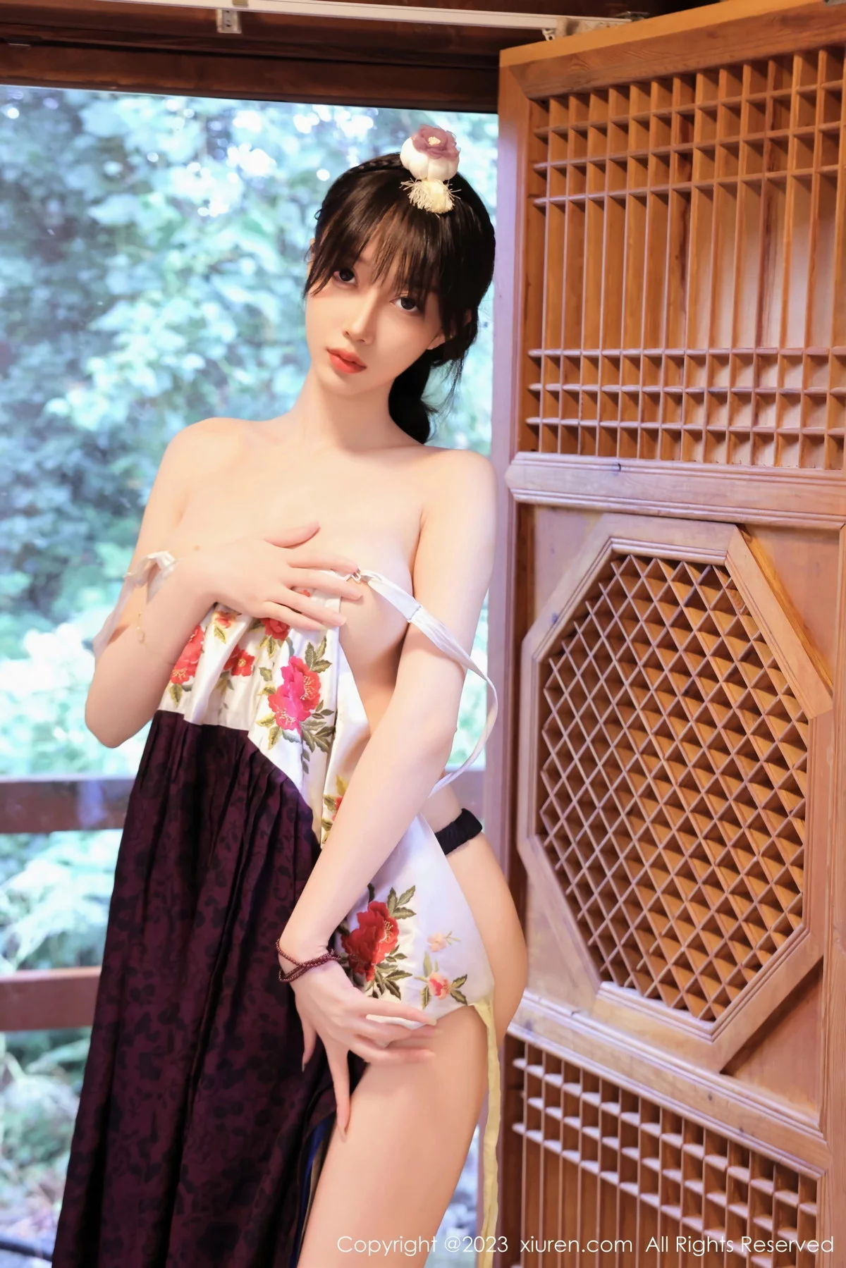 XiuRen第7677期_模特玥儿玥er济州岛旅拍大长今服饰半脱秀完美身姿迷人诱惑写真66P