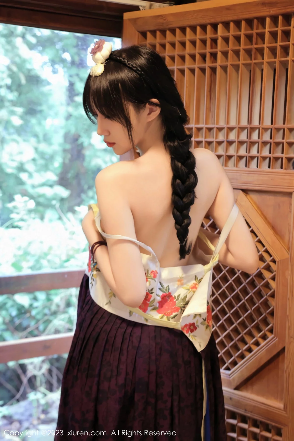 XiuRen第7677期_模特玥儿玥er济州岛旅拍大长今服饰半脱秀完美身姿迷人诱惑写真66P