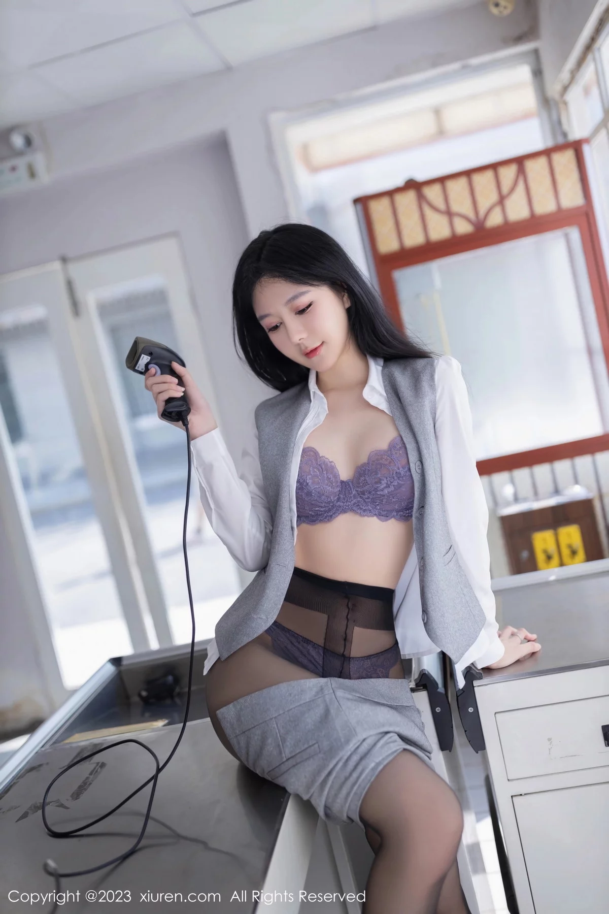 XiuRen第7684期_模特幼幼性感灰色短裙制服露紫色蕾丝内衣秀完美身姿诱惑写真80P
