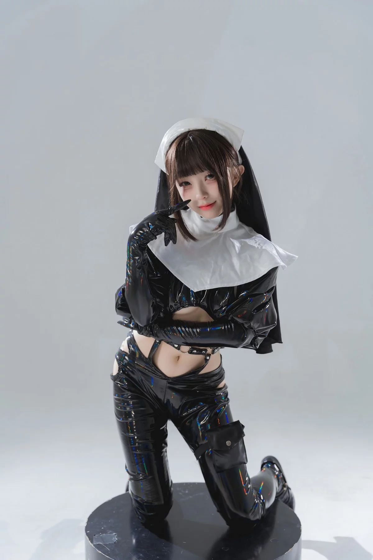 网络美女花铃漆皮修女主题性感黑色皮质修女服配黑皮长裤秀完美身材诱惑写真38P
