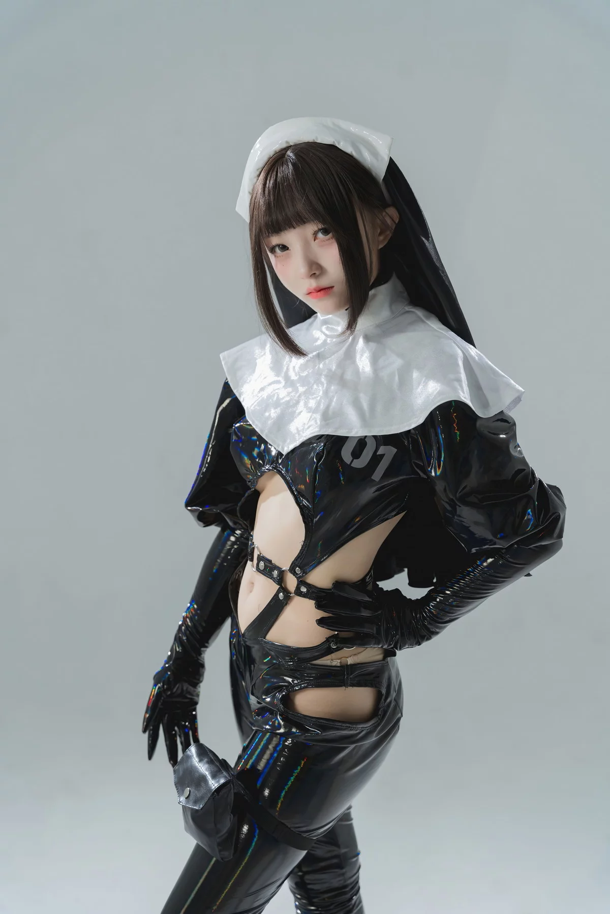 网络美女花铃漆皮修女主题性感黑色皮质修女服配黑皮长裤秀完美身材诱惑写真38P