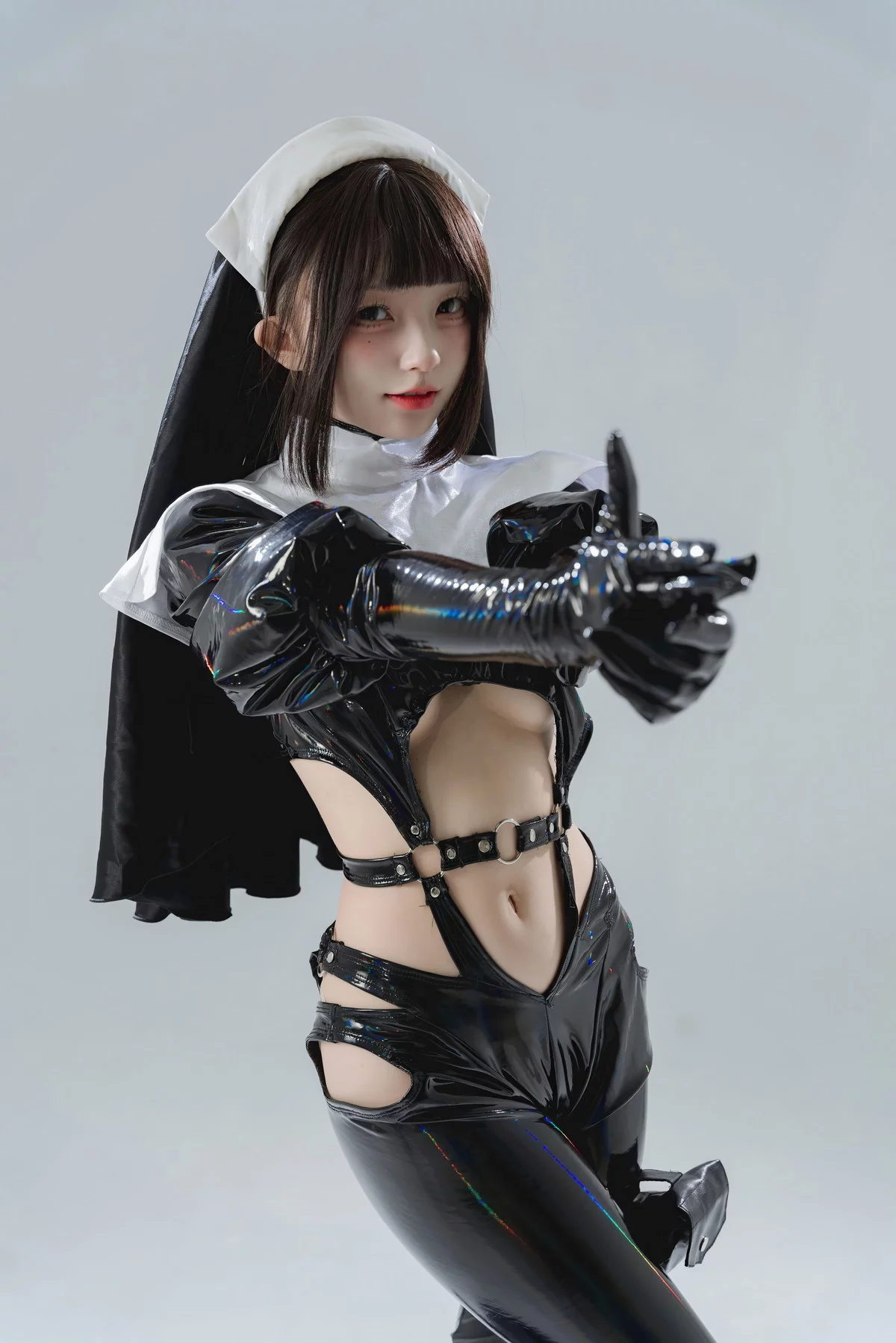网络美女花铃漆皮修女主题性感黑色皮质修女服配黑皮长裤秀完美身材诱惑写真38P