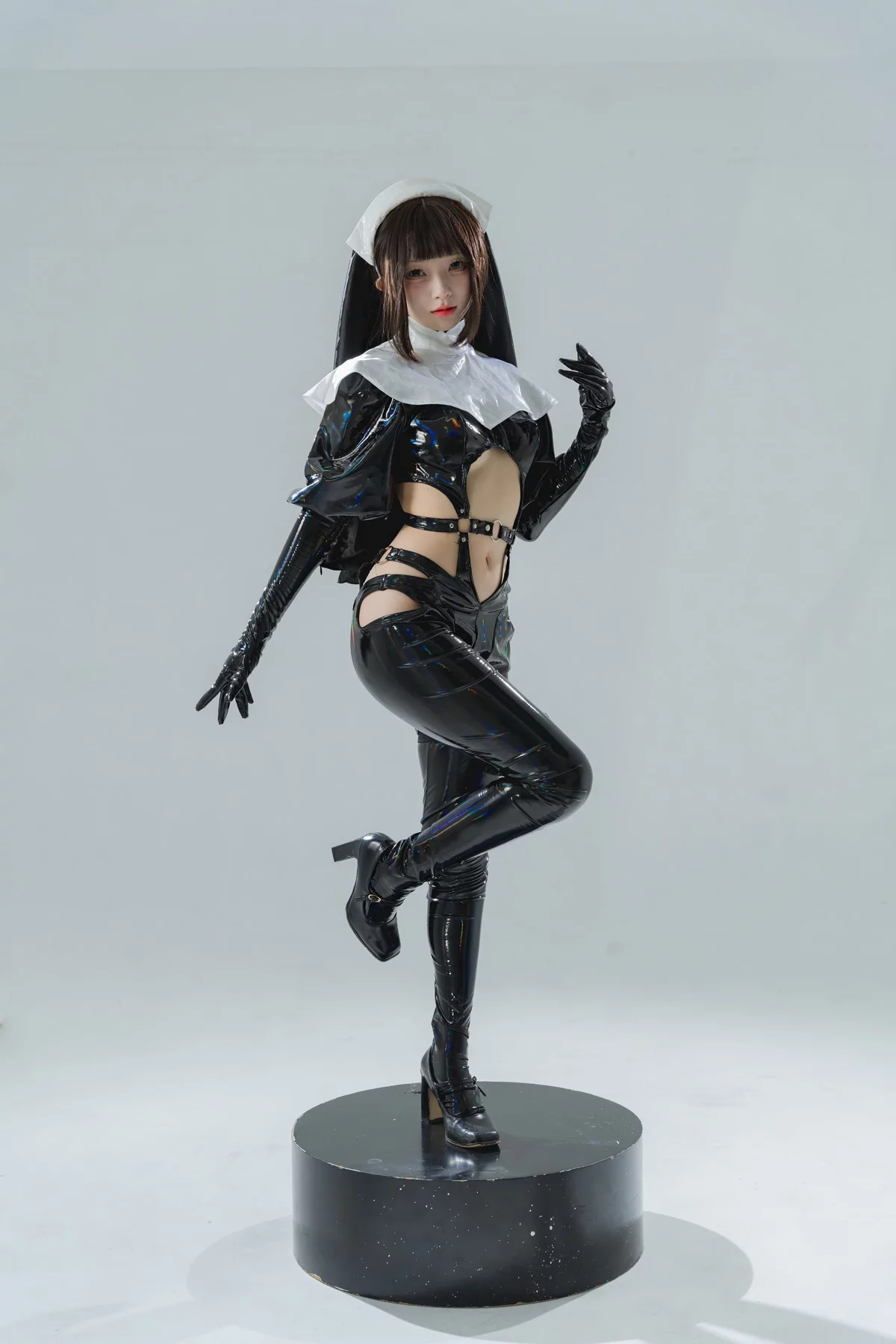 网络美女花铃漆皮修女主题性感黑色皮质修女服配黑皮长裤秀完美身材诱惑写真38P