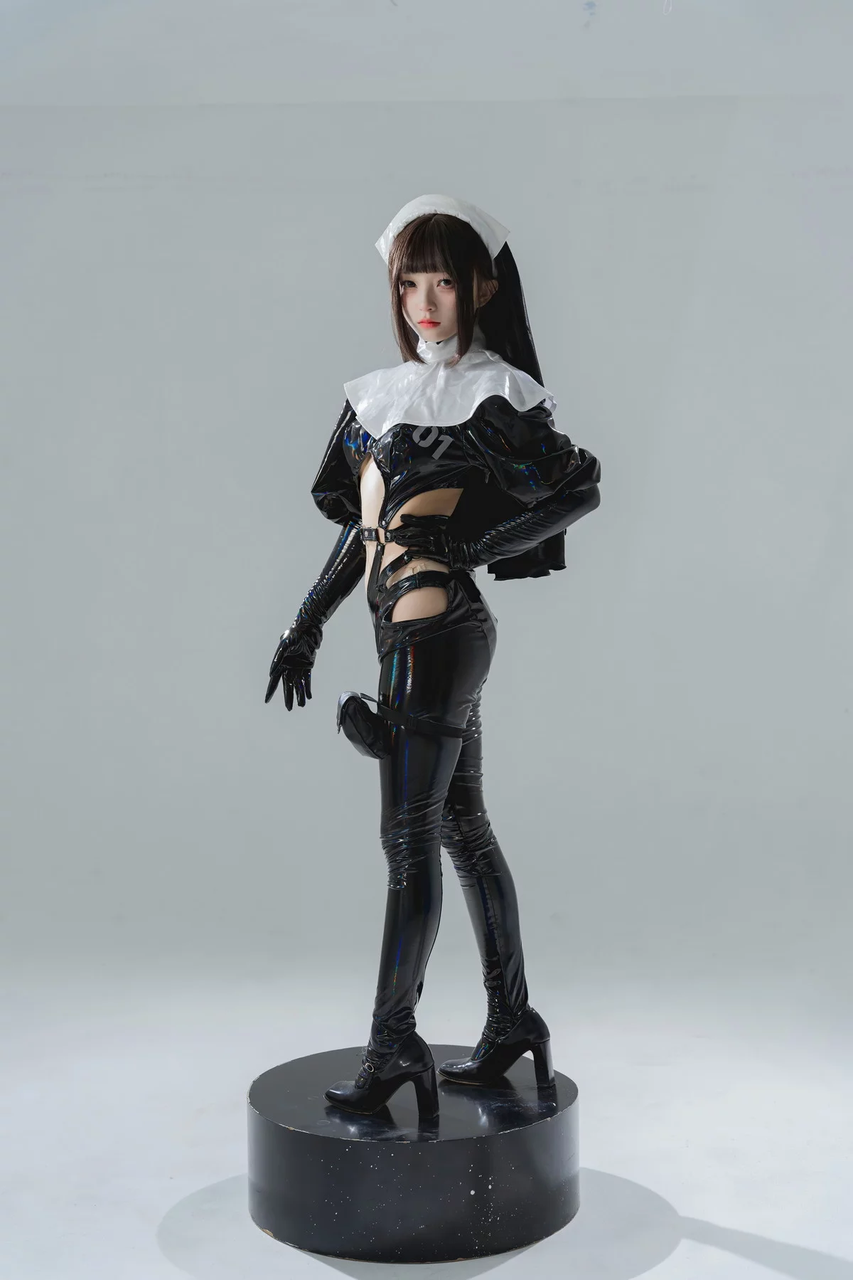 网络美女花铃漆皮修女主题性感黑色皮质修女服配黑皮长裤秀完美身材诱惑写真38P