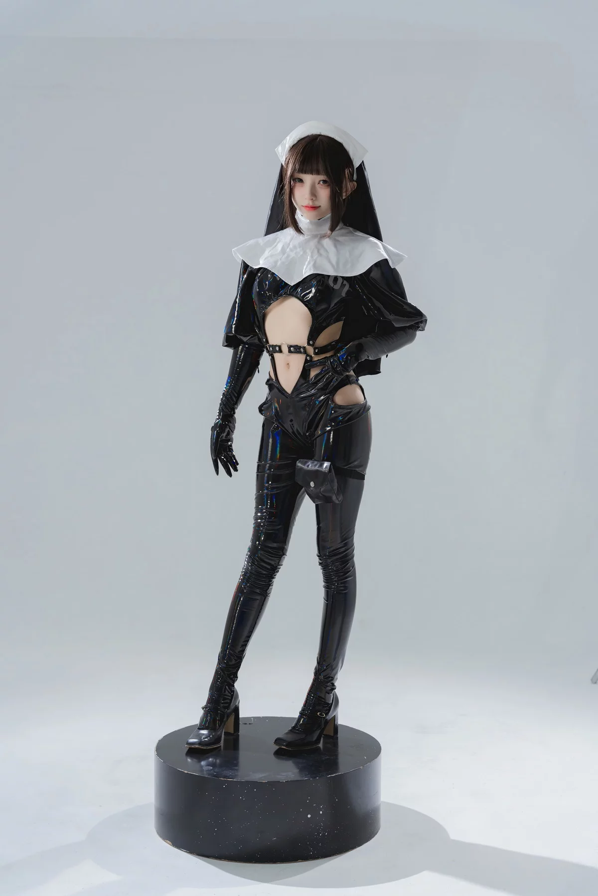 网络美女花铃漆皮修女主题性感黑色皮质修女服配黑皮长裤秀完美身材诱惑写真38P