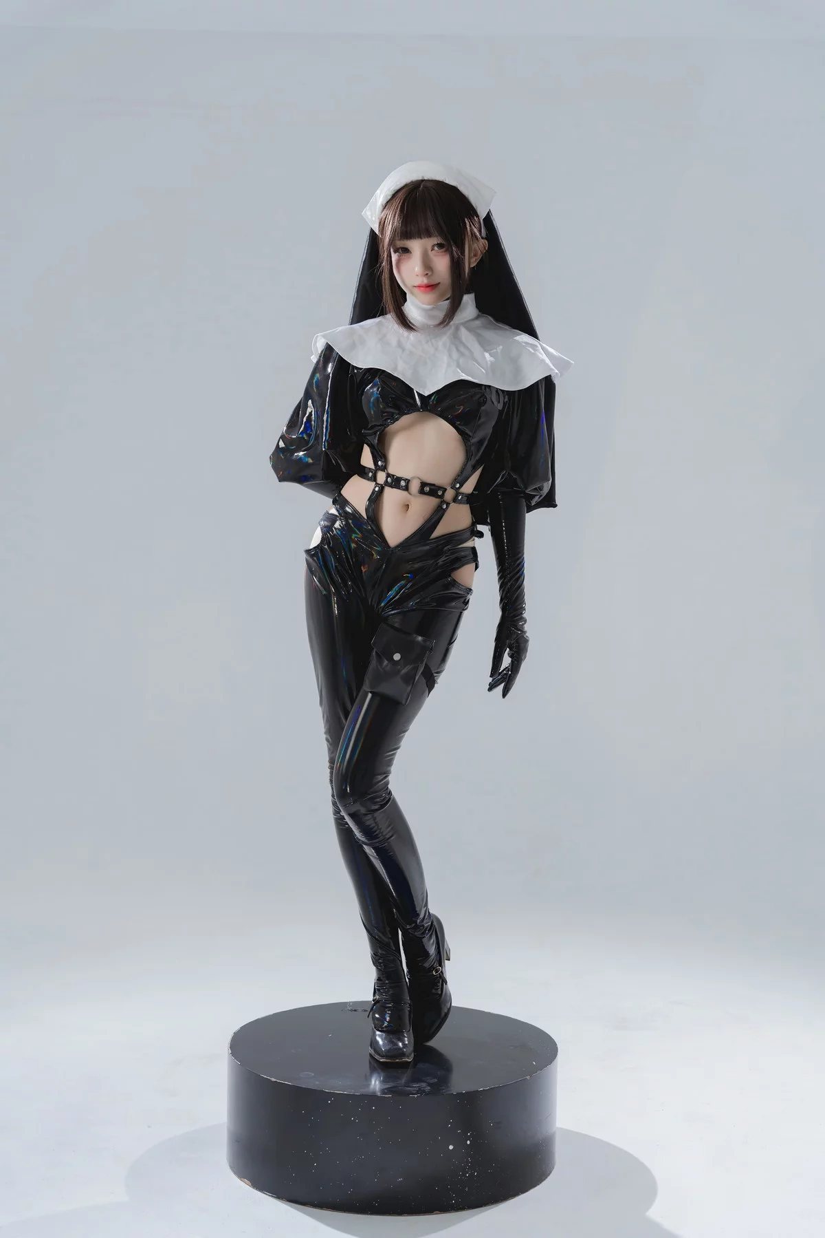 网络美女花铃漆皮修女主题性感黑色皮质修女服配黑皮长裤秀完美身材诱惑写真38P