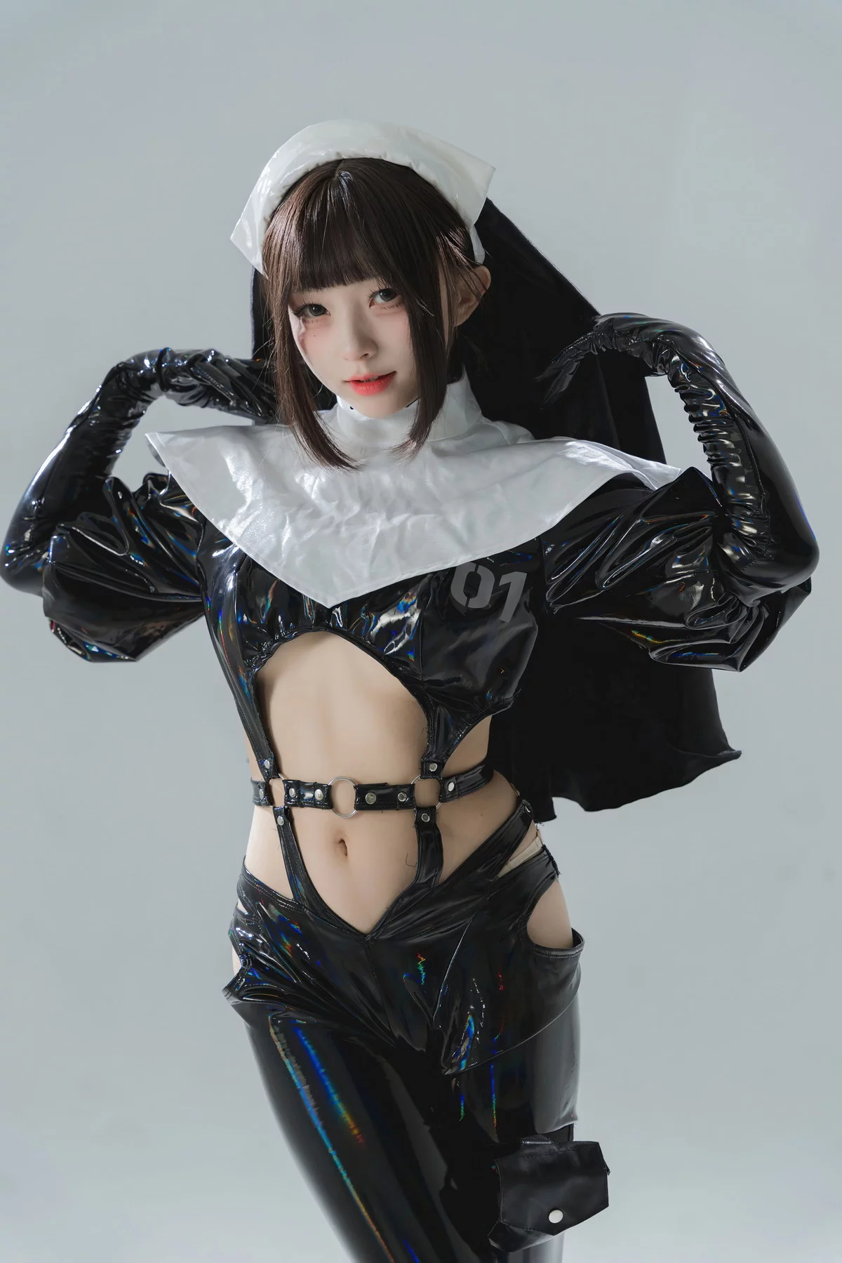 网络美女花铃漆皮修女主题性感黑色皮质修女服配黑皮长裤秀完美身材诱惑写真38P