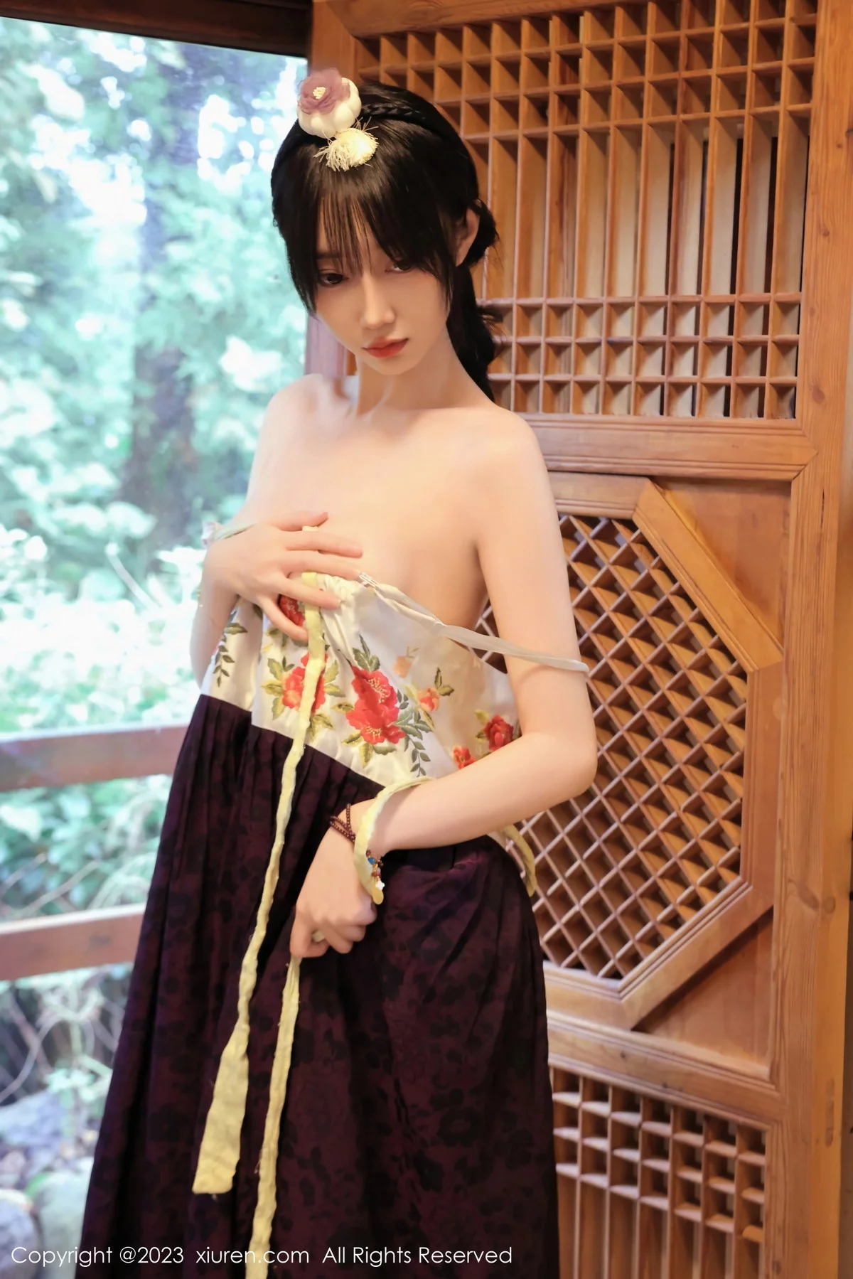 XiuRen第7677期_模特玥儿玥er济州岛旅拍大长今服饰半脱秀完美身姿迷人诱惑写真66P