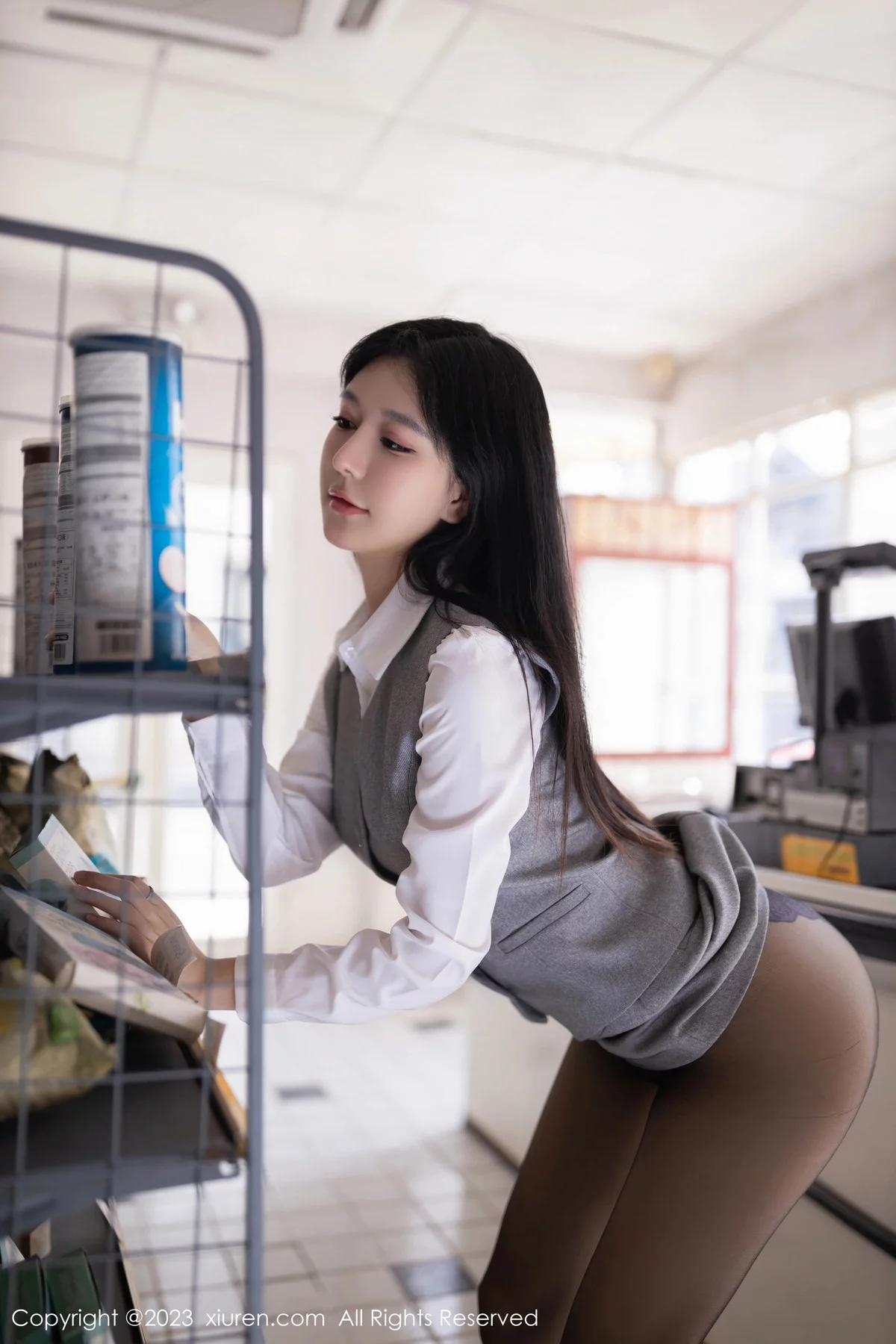 XiuRen第7684期_模特幼幼性感灰色短裙制服露紫色蕾丝内衣秀完美身姿诱惑写真80P