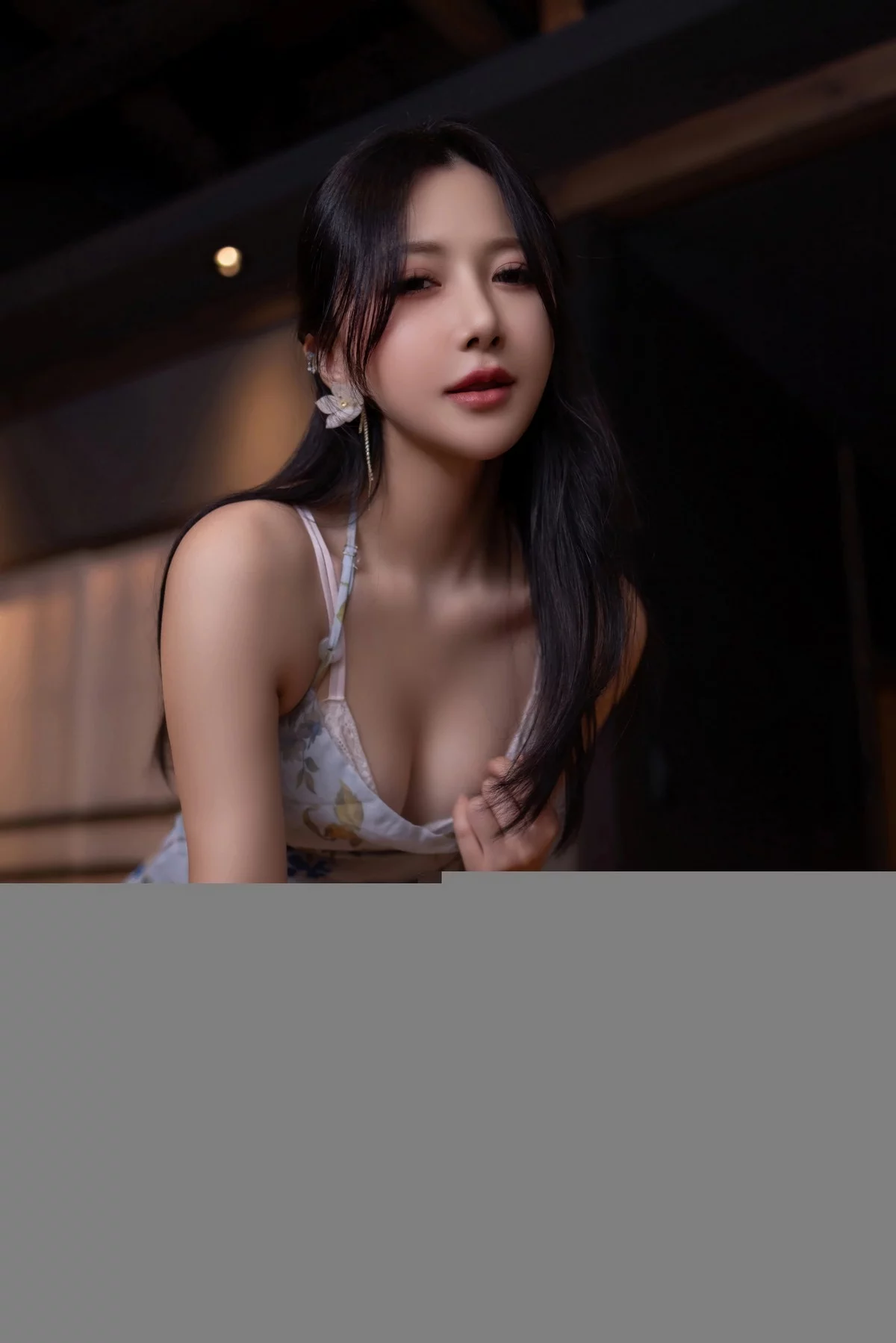 XiuRen第7681期_模特鱼子酱Fish情节拍摄性感蓝灰上衣配长裙秀曼妙身姿诱惑写真81P
