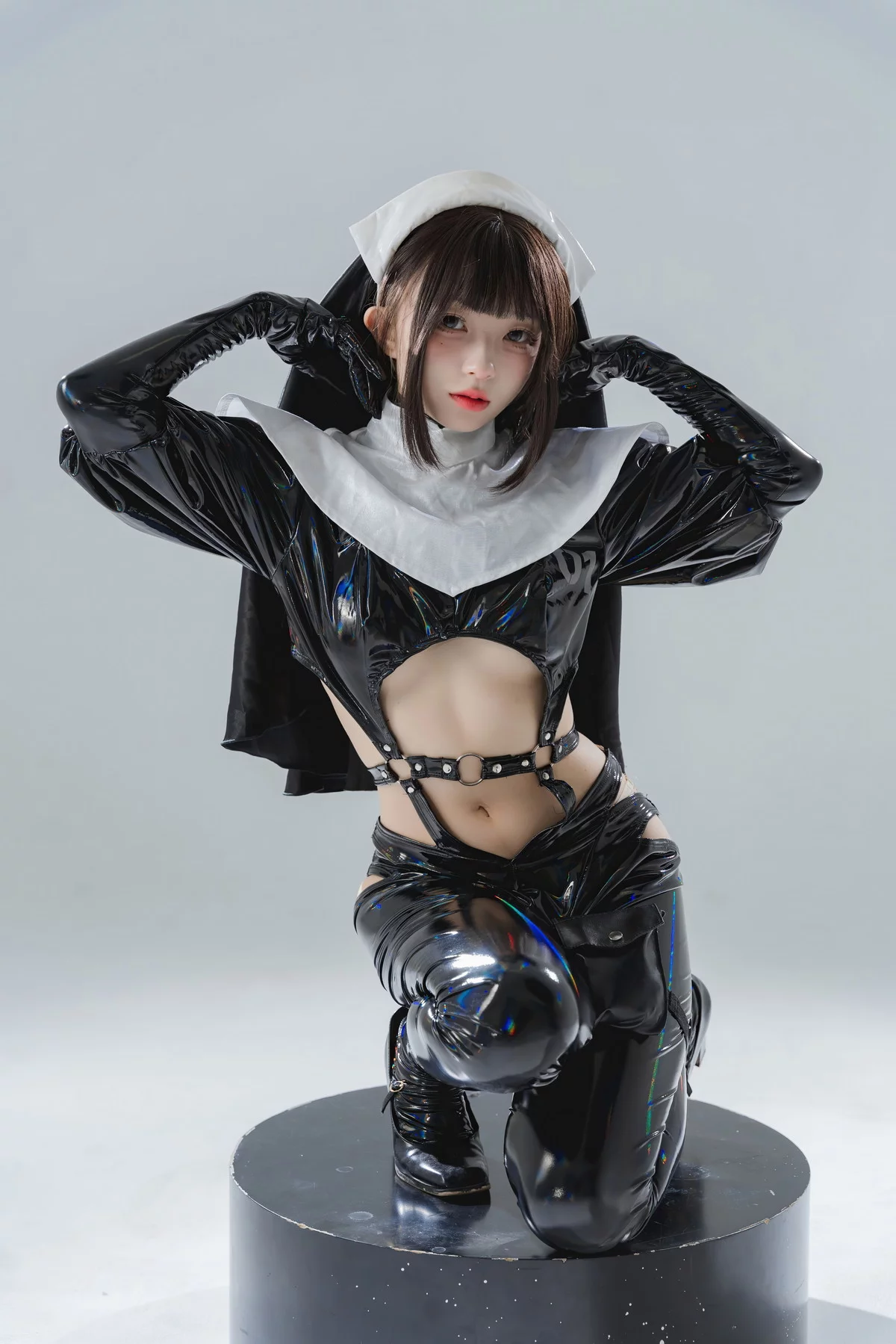 网络美女花铃漆皮修女主题性感黑色皮质修女服配黑皮长裤秀完美身材诱惑写真38P