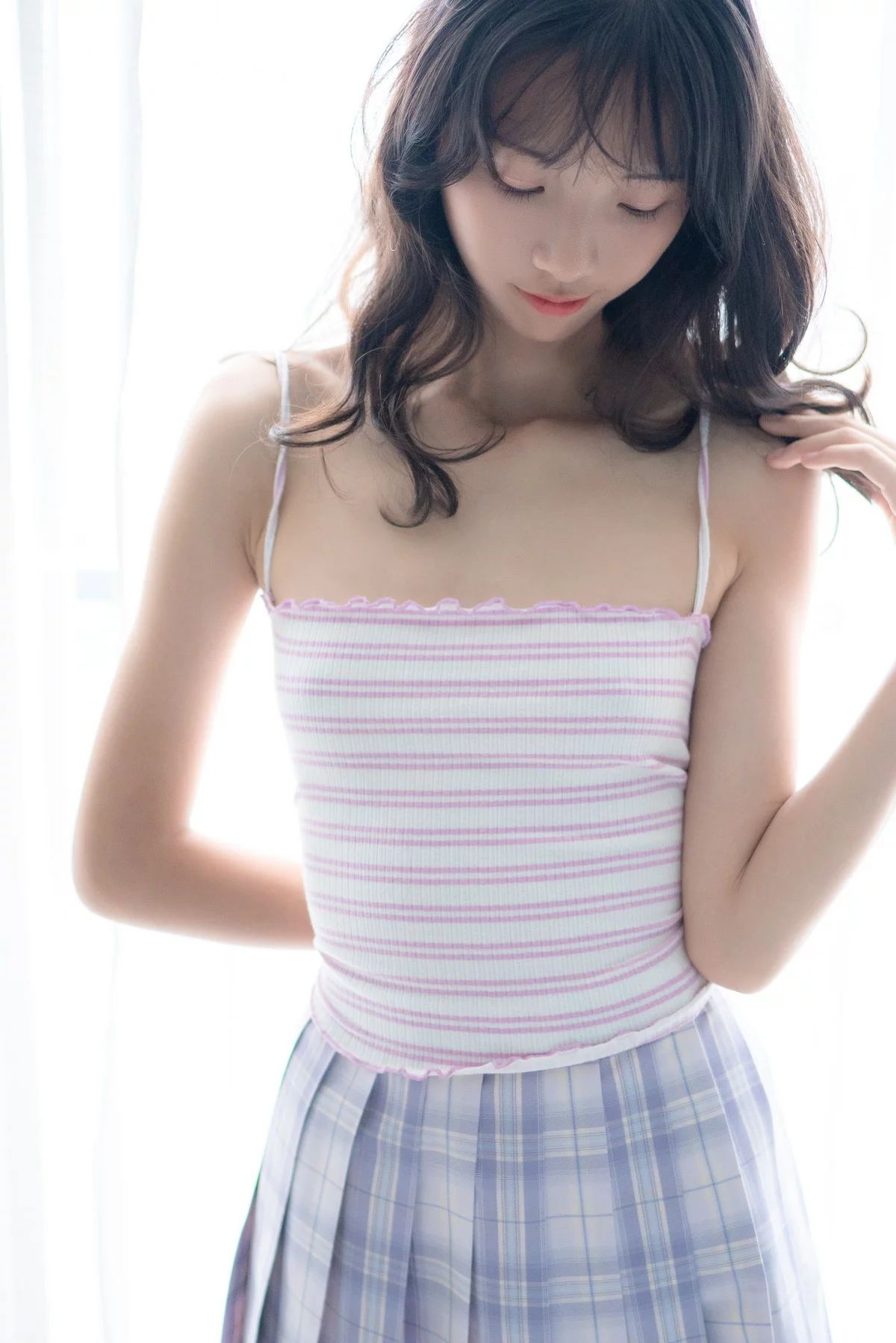网络美女西瓜少女清新JK主题性感粉色吊带配百褶短裙露白丝短袜秀美腿诱惑写真49P