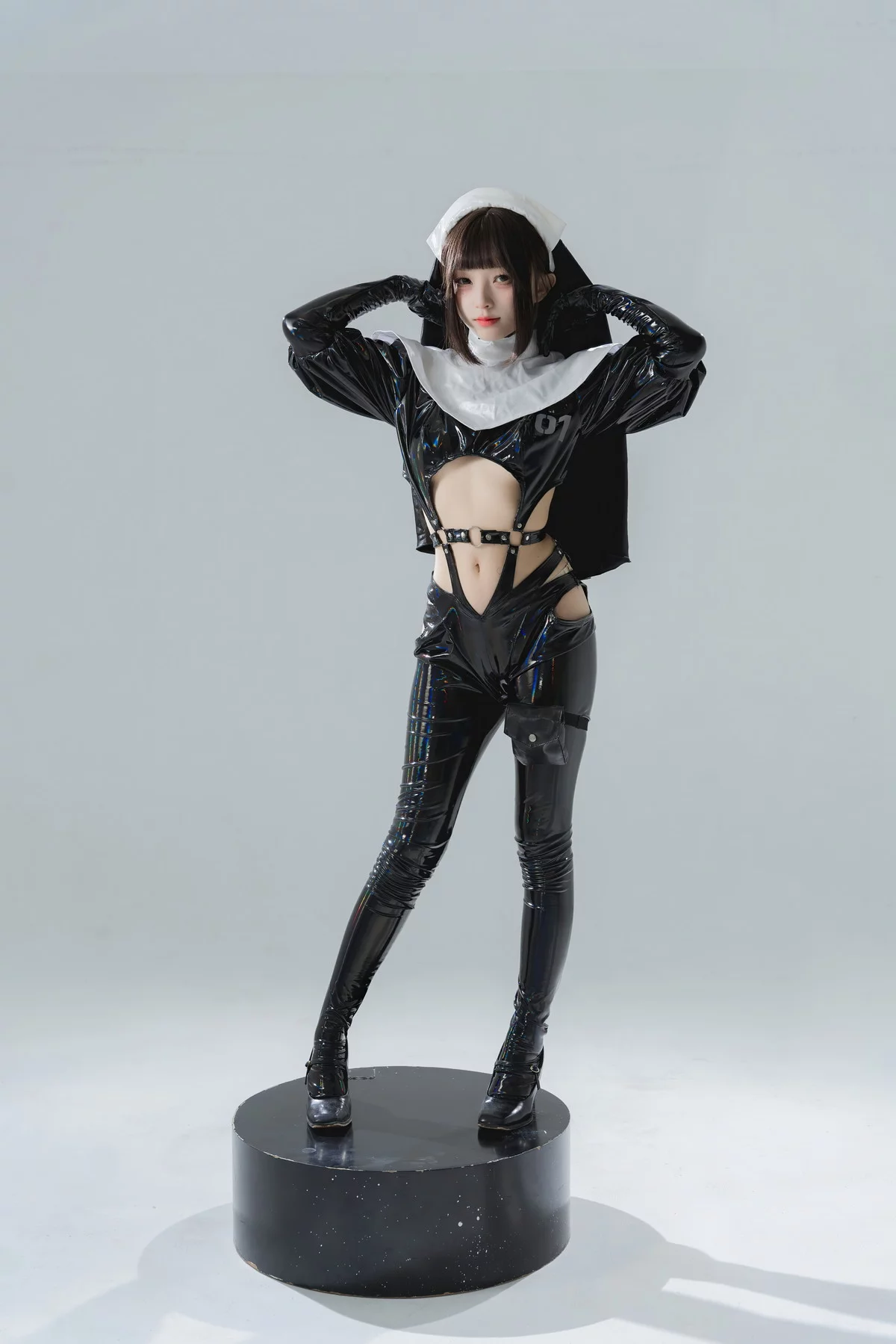 网络美女花铃漆皮修女主题性感黑色皮质修女服配黑皮长裤秀完美身材诱惑写真38P