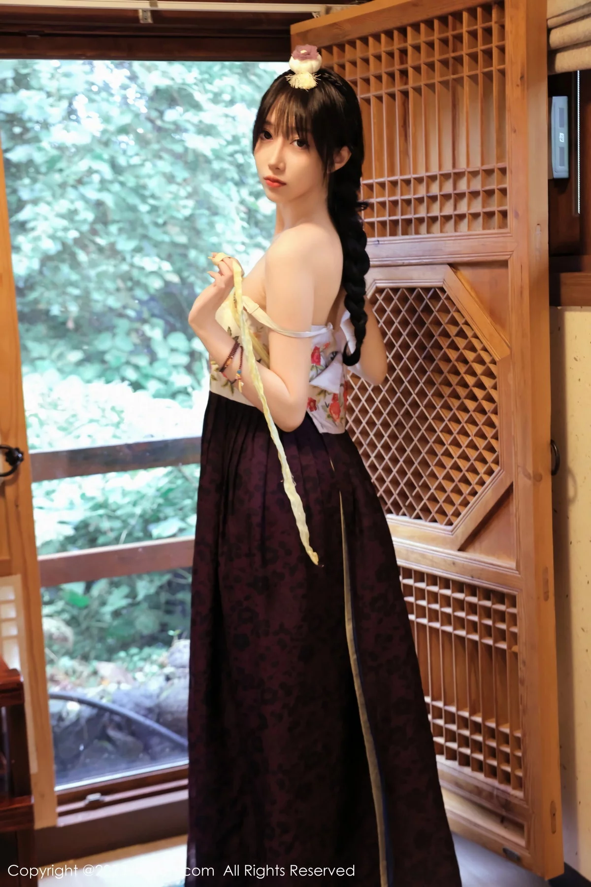 XiuRen第7677期_模特玥儿玥er济州岛旅拍大长今服饰半脱秀完美身姿迷人诱惑写真66P