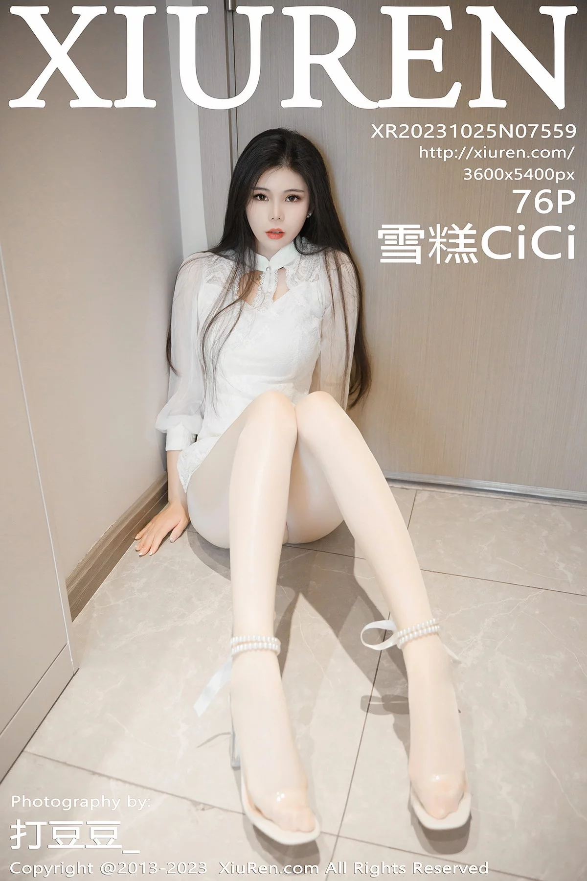 XiuRen第7559期_模特雪糕CiCi性感白色旗袍露墨绿内衣配开档肉丝惹火诱惑写真76P