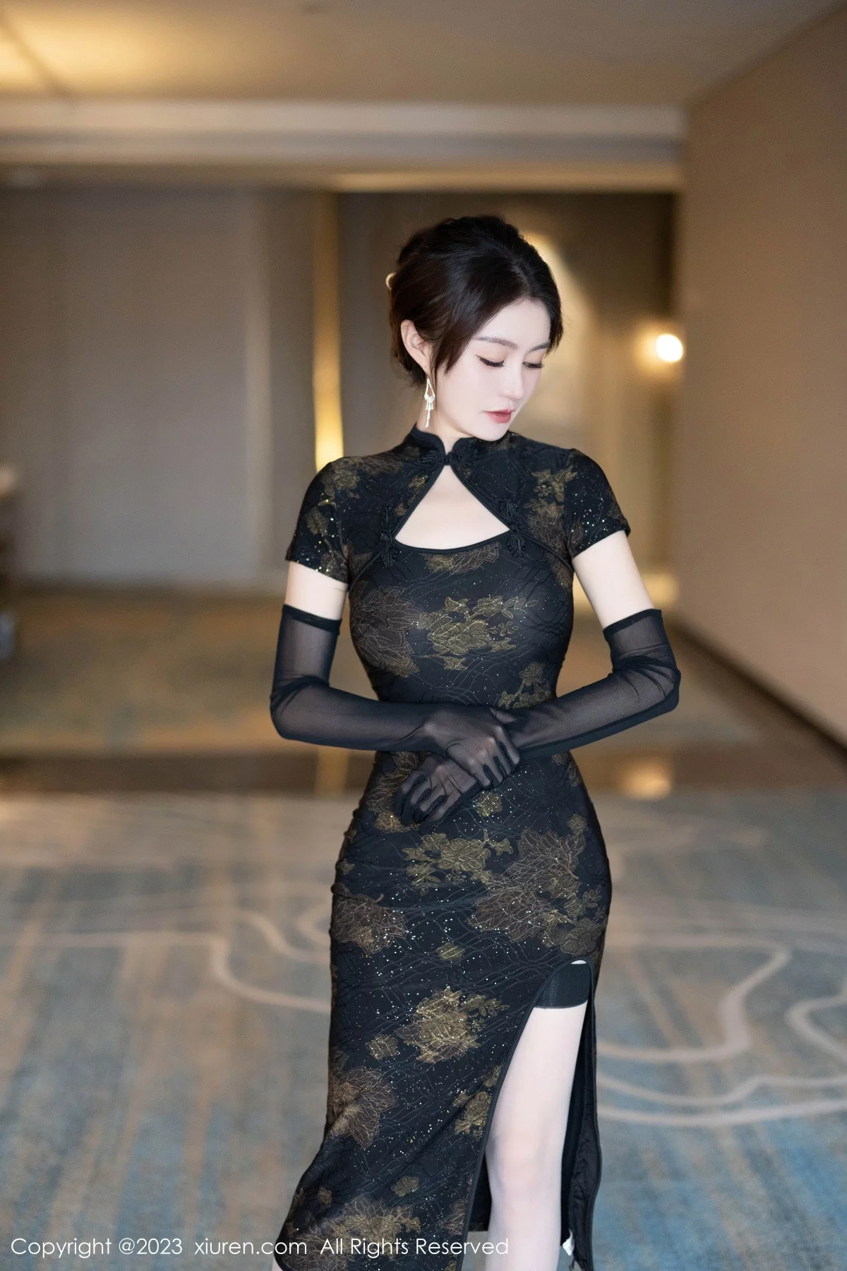 XiuRen第7688期_模特唐宁宁性感黑色情趣旗袍服饰配黑丝袜秀丰腴身姿诱惑写真81P