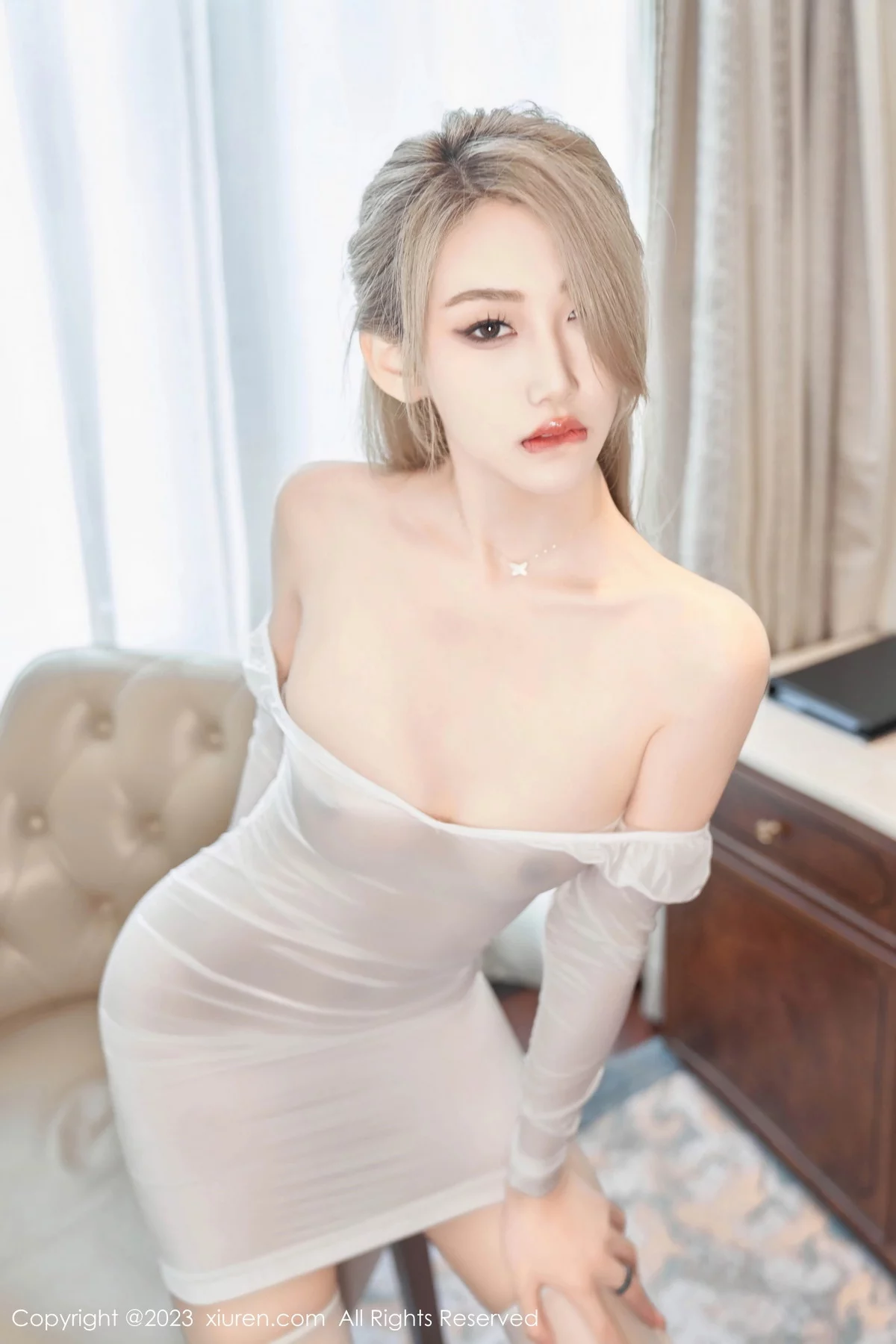 XiuRen第7566期_模特沈青黛性感浅灰色连衣短裙配白丝袜秀曼妙身姿迷人诱惑写真91P