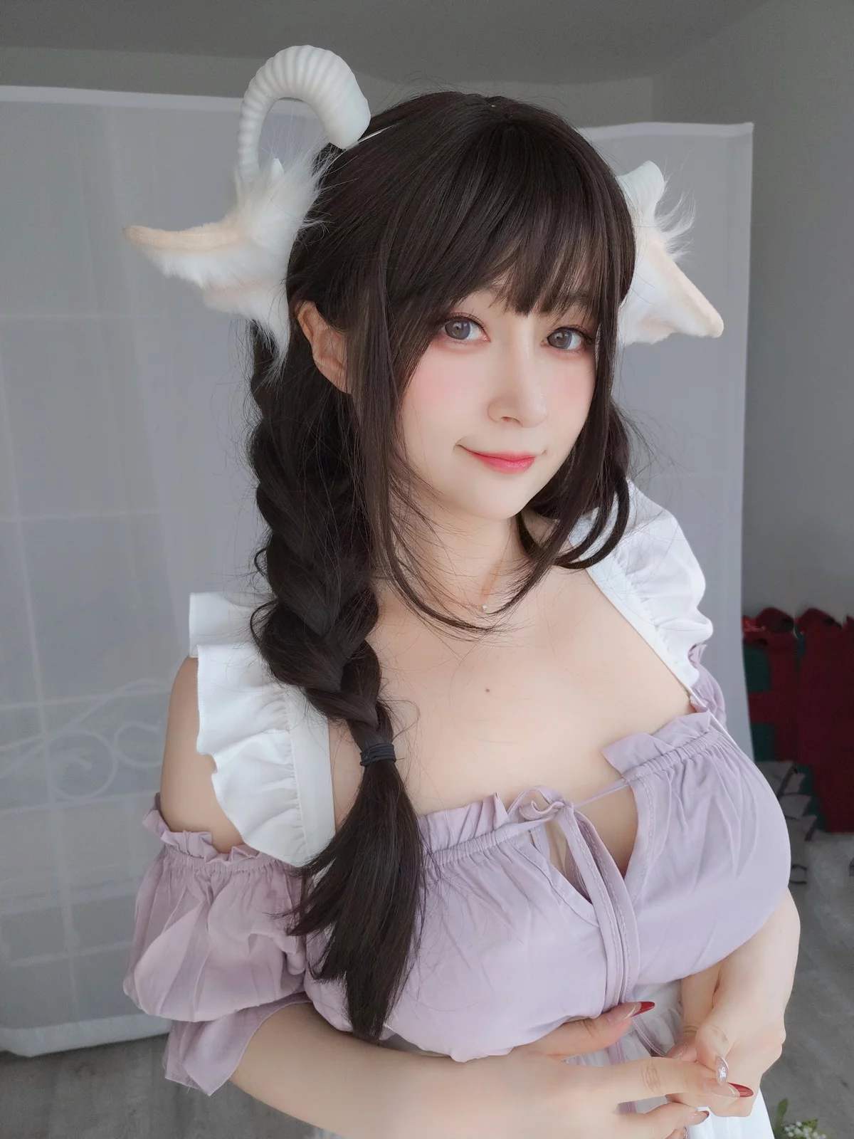 Coser小姐姐白银白丝兔耳女仆主题性感女仆装配白丝吊袜半撩秀翘臀诱惑写真162P