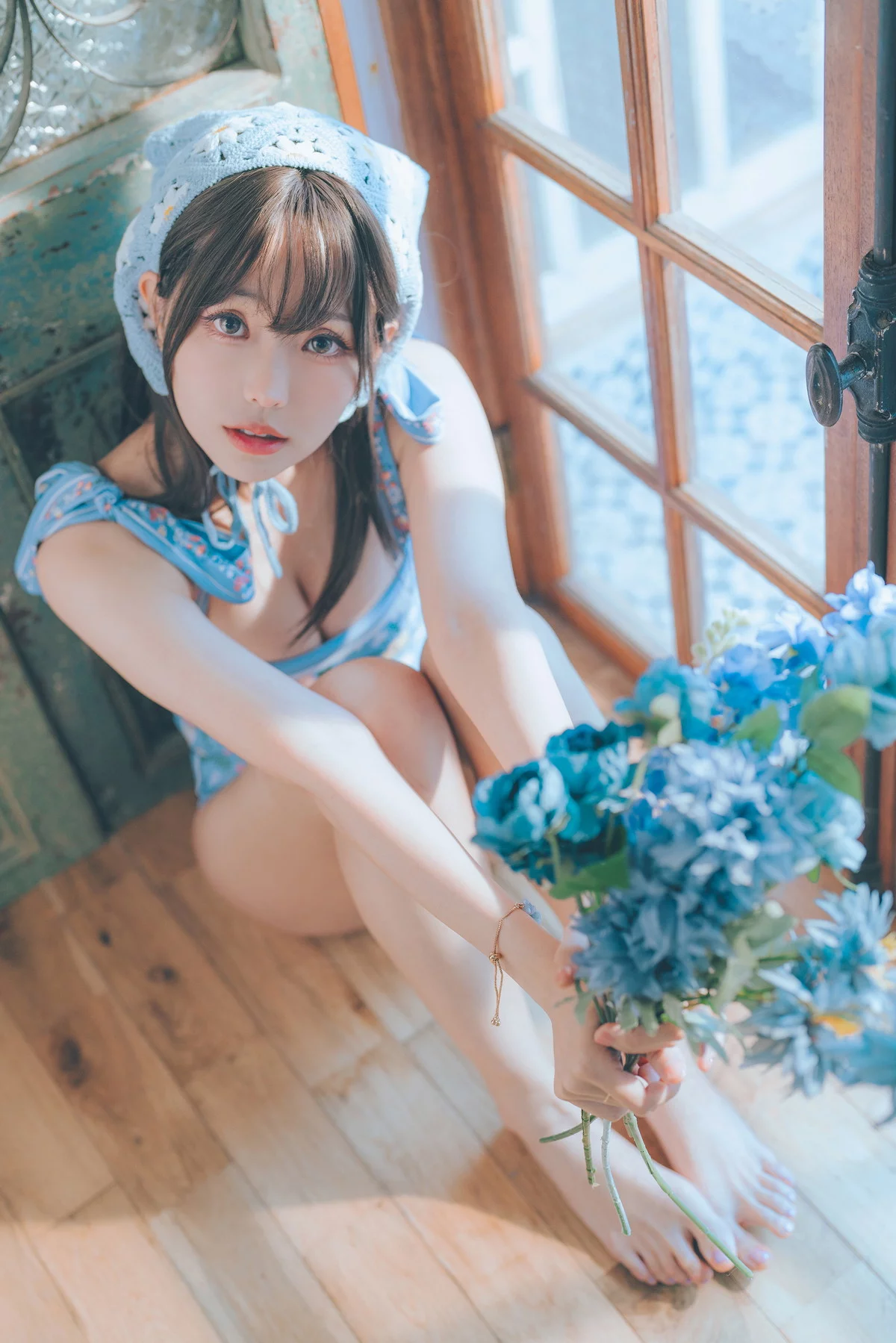 Coser妹子Ely_eee复古水蓝花主题泳池性感蓝色连体泳衣秀完美身材靓丽迷人写真38P