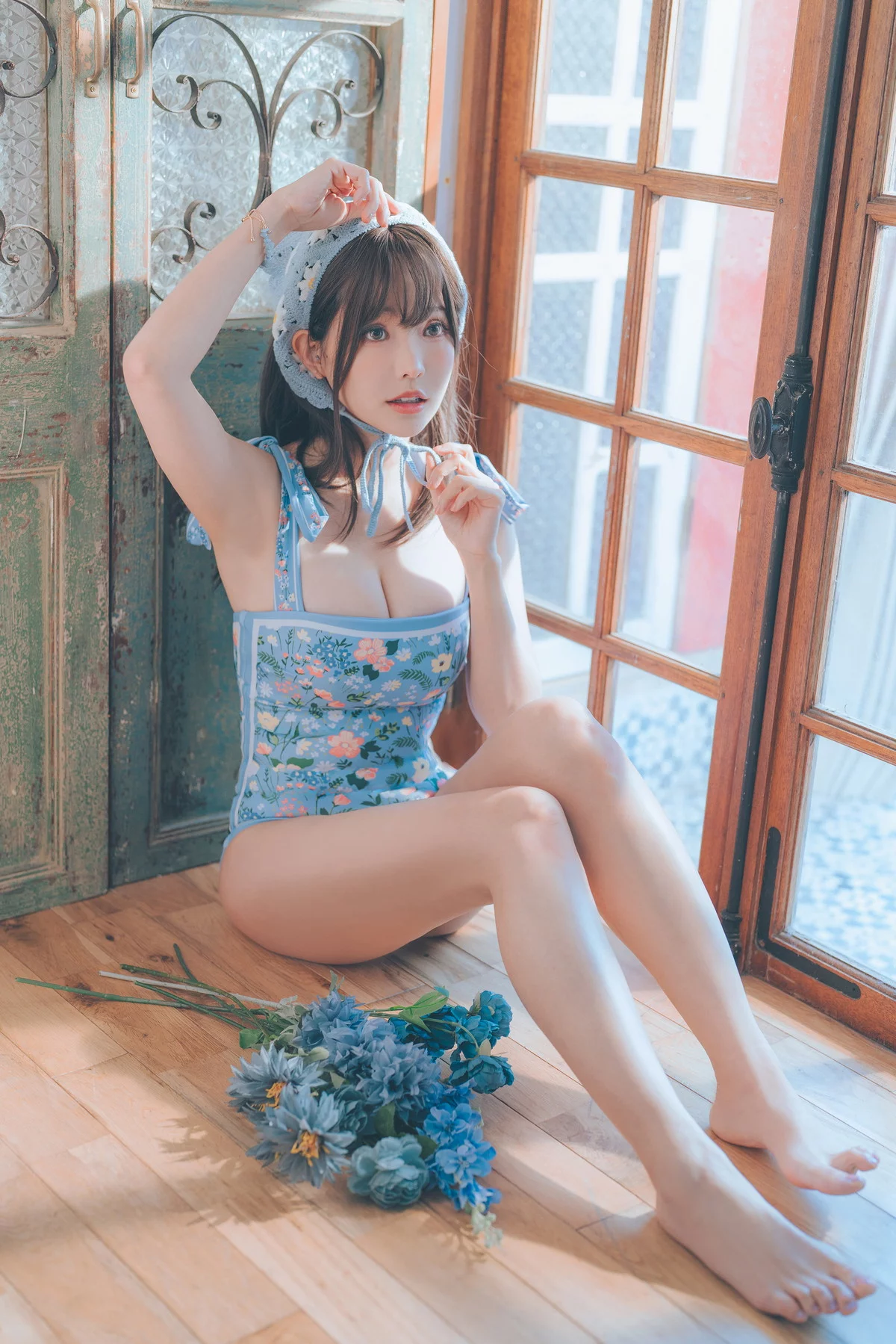 Coser妹子Ely_eee复古水蓝花主题泳池性感蓝色连体泳衣秀完美身材靓丽迷人写真38P