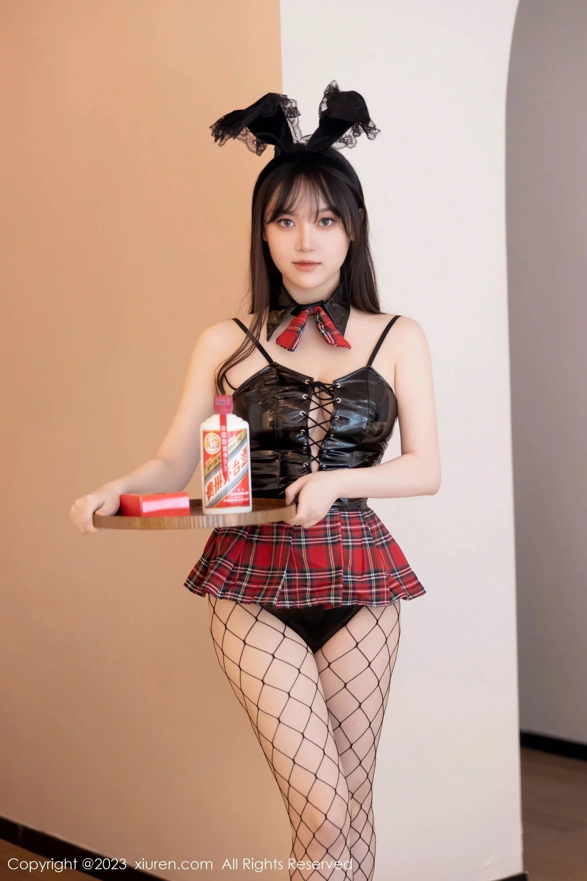 XiuRen第7575期_模特豆瓣酱性感黑色皮质连体衣配黑丝网袜秀丰满身材诱惑写真80P