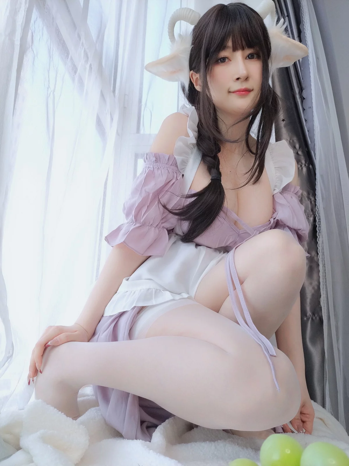 Coser小姐姐白银白丝兔耳女仆主题性感女仆装配白丝吊袜半撩秀翘臀诱惑写真162P