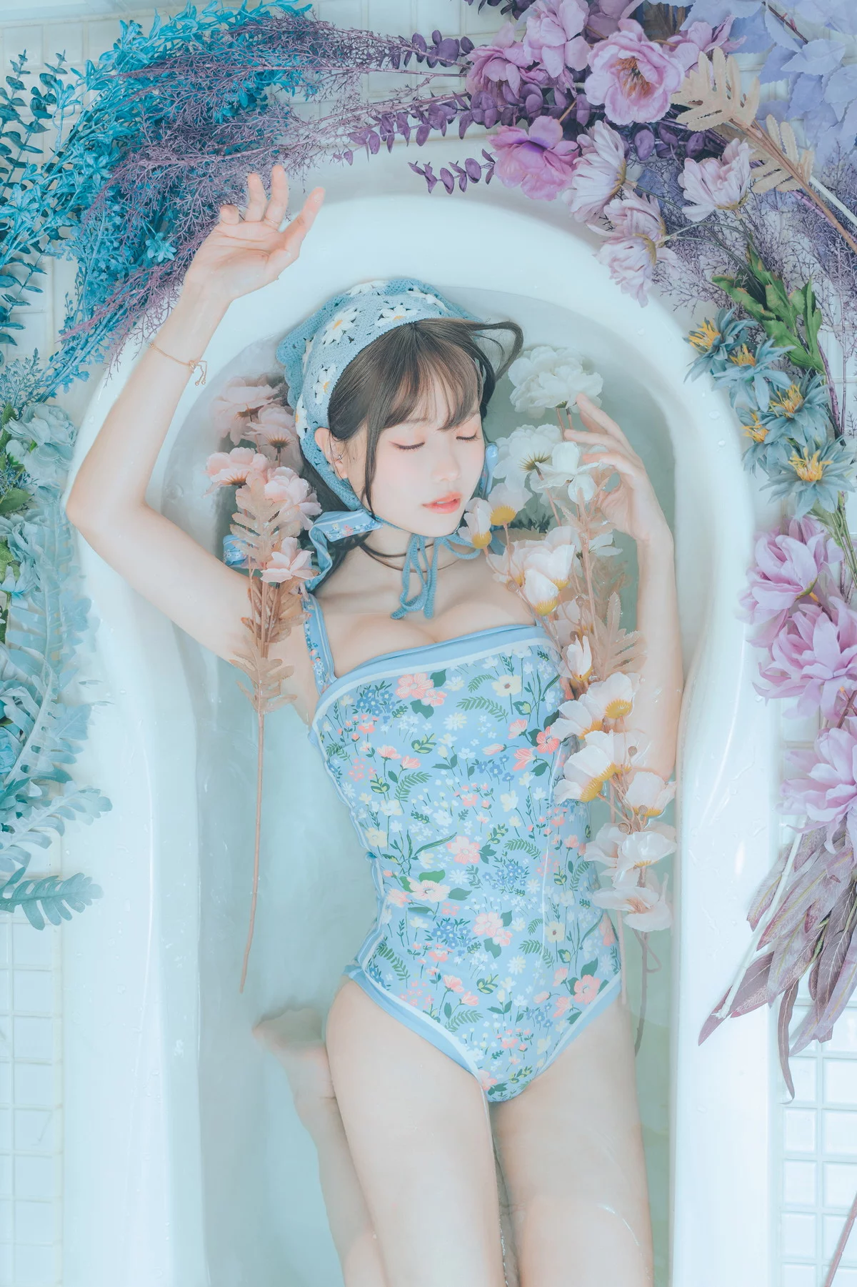 Coser妹子Ely_eee复古水蓝花主题泳池性感蓝色连体泳衣秀完美身材靓丽迷人写真38P