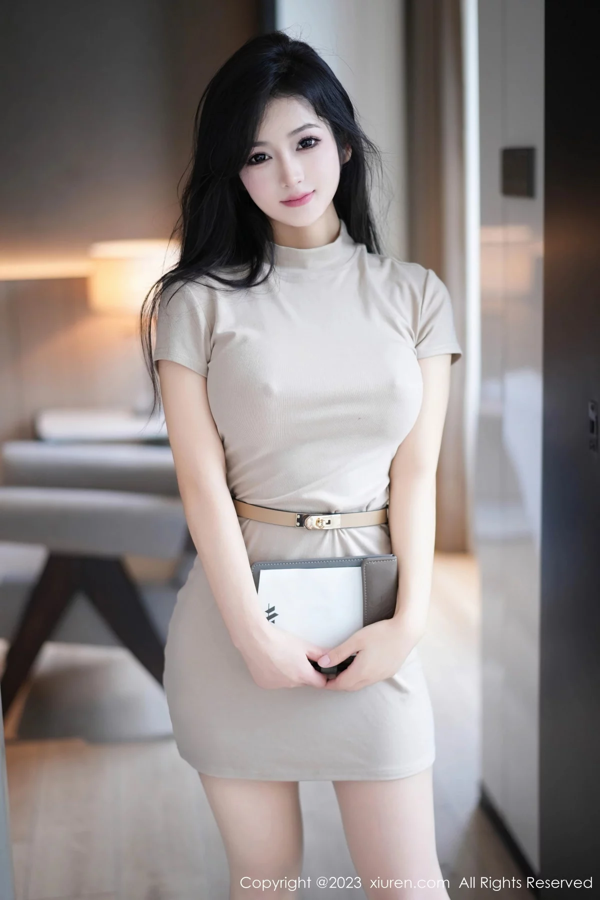 XiuRen第7572期_模特谭小灵性感杏色连衣短裙配超薄无内肉丝秀惹火身材诱惑写真81P