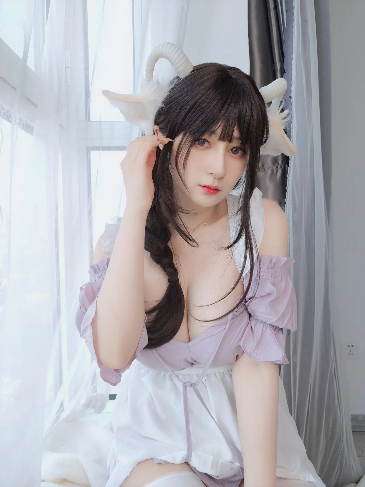 Coser小姐姐白银白丝兔耳女仆主题性感女仆装配白丝吊袜半撩秀翘臀诱惑写真162P