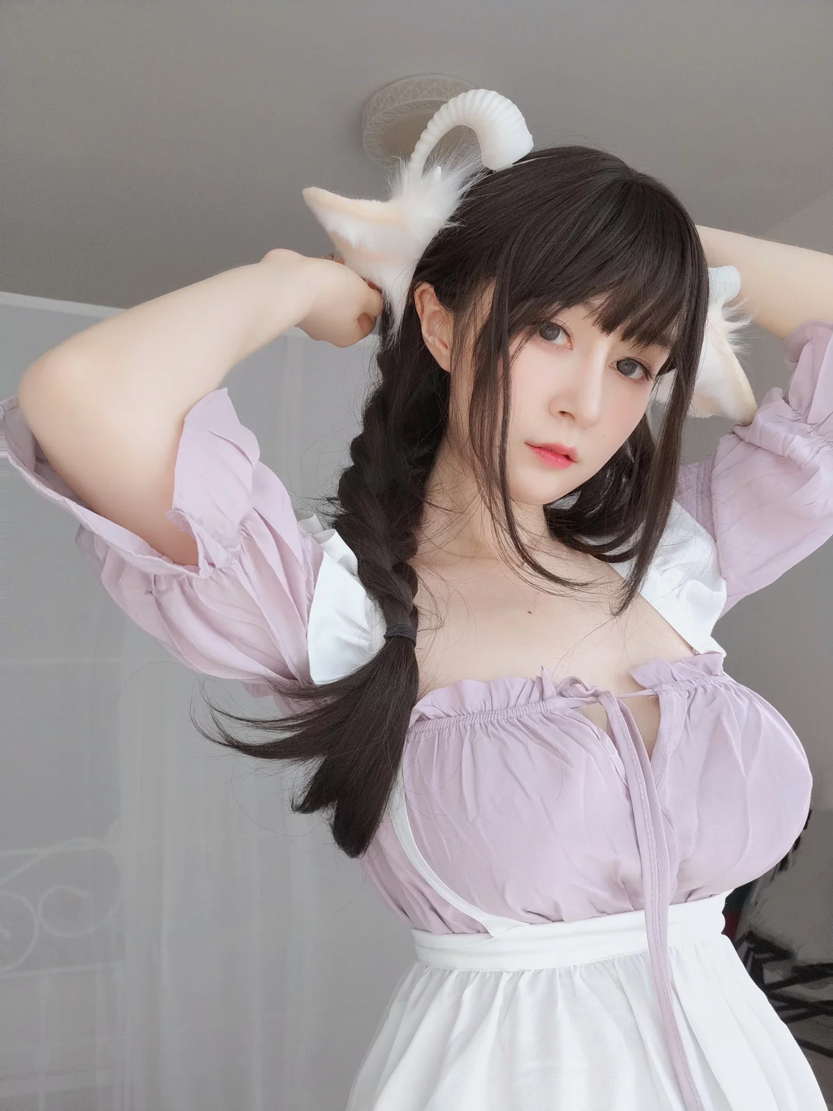 Coser小姐姐白银白丝兔耳女仆主题性感女仆装配白丝吊袜半撩秀翘臀诱惑写真162P