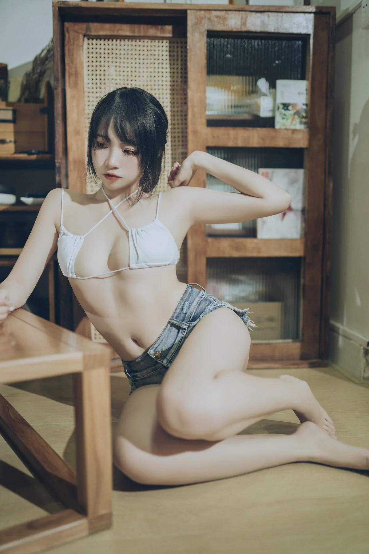 人气Coser二佐Nisa夏日甜蜜主题性感白色内衣配超短牛仔裤秀完美身材诱惑写真50P