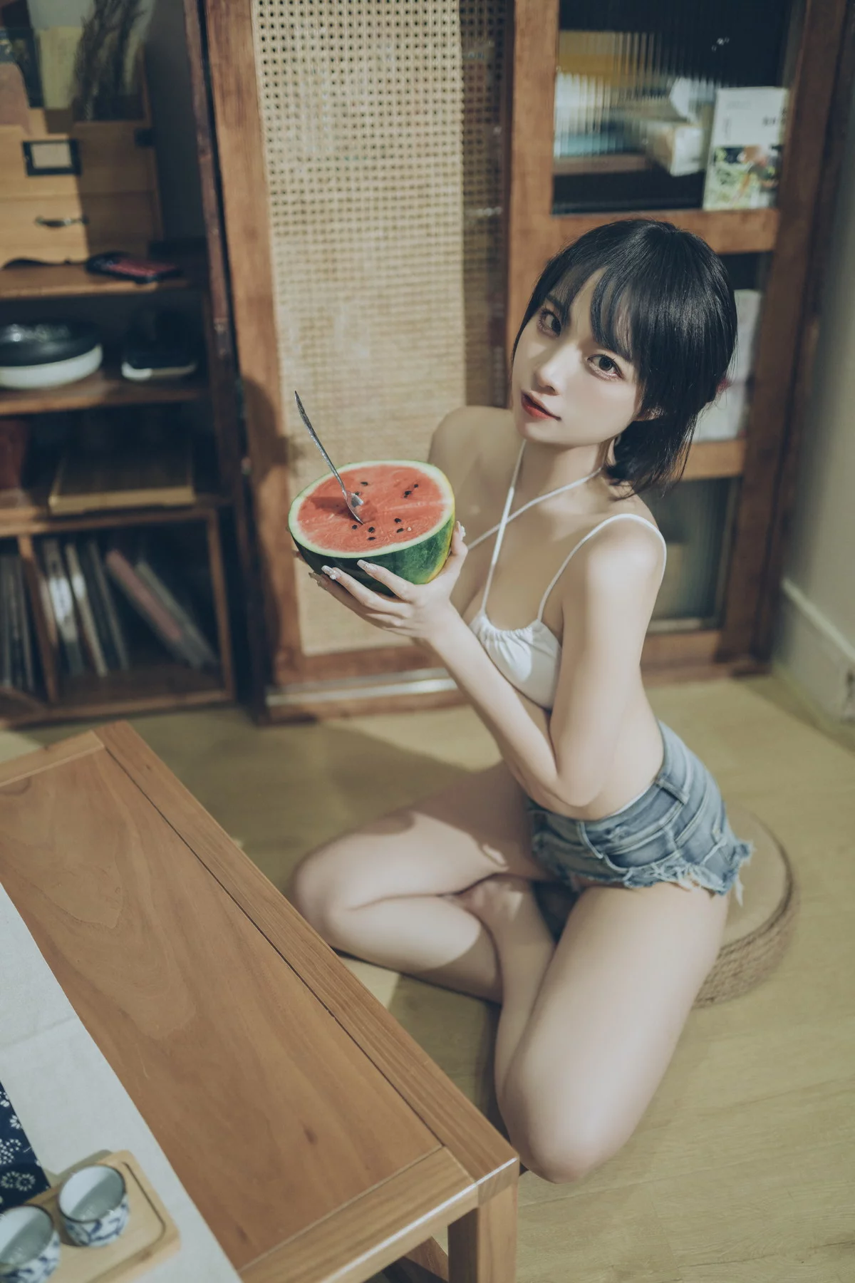 人气Coser二佐Nisa夏日甜蜜主题性感白色内衣配超短牛仔裤秀完美身材诱惑写真50P