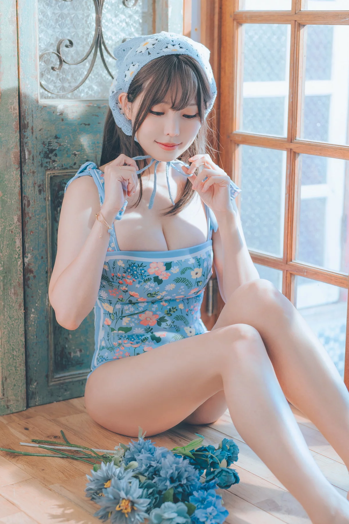 Coser妹子Ely_eee复古水蓝花主题泳池性感蓝色连体泳衣秀完美身材靓丽迷人写真38P