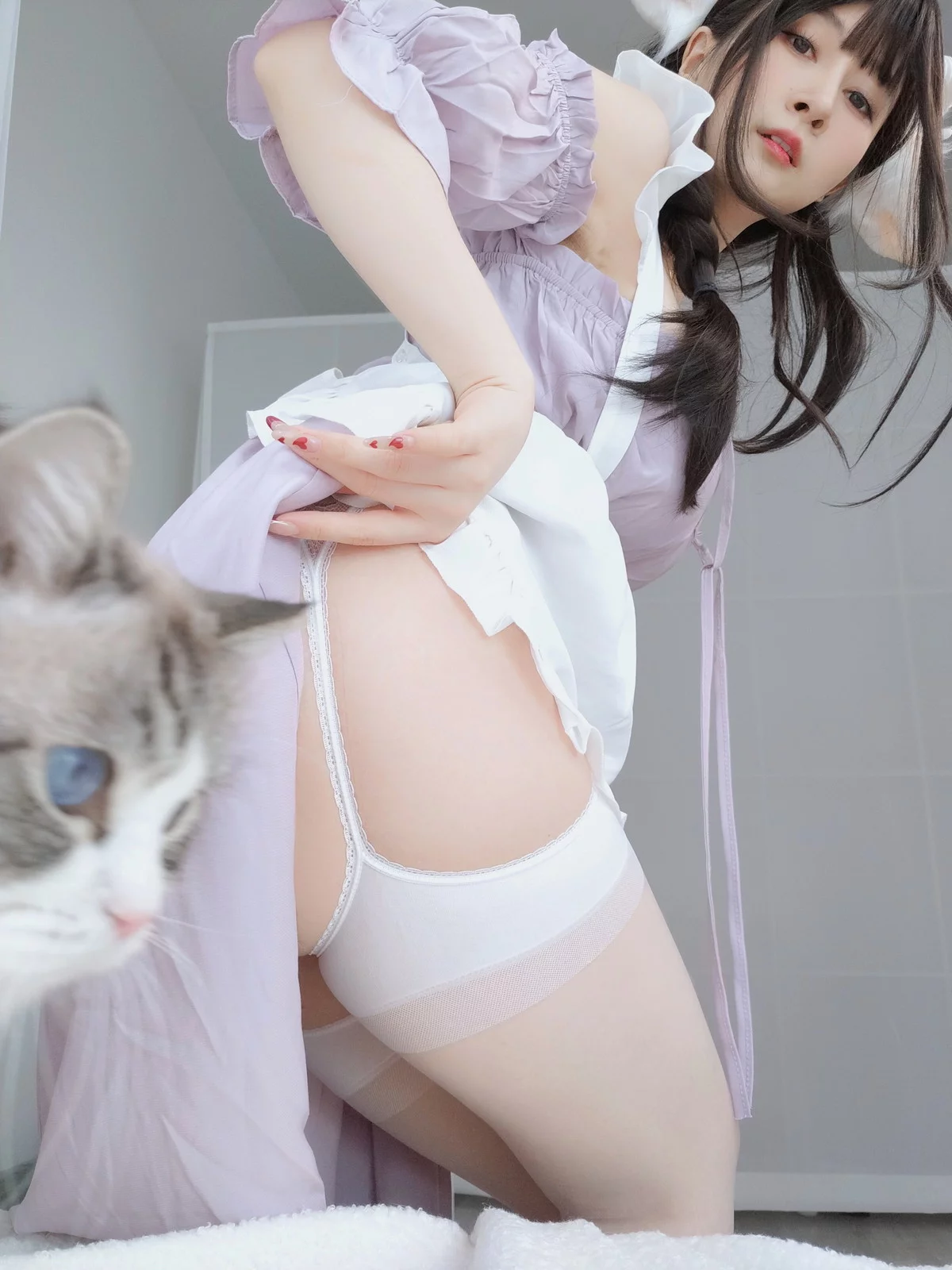 Coser小姐姐白银白丝兔耳女仆主题性感女仆装配白丝吊袜半撩秀翘臀诱惑写真162P