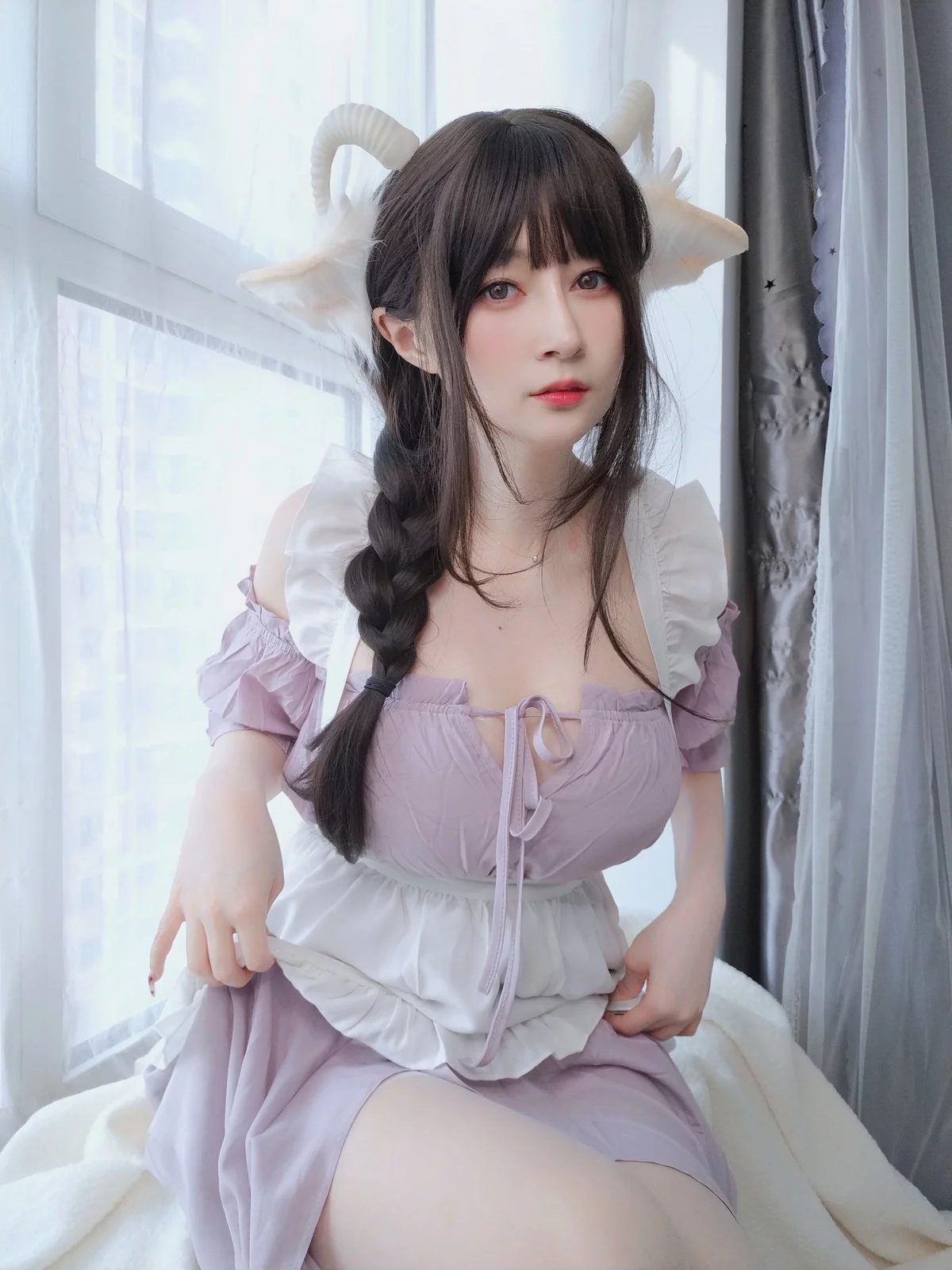 Coser小姐姐白银白丝兔耳女仆主题性感女仆装配白丝吊袜半撩秀翘臀诱惑写真162P