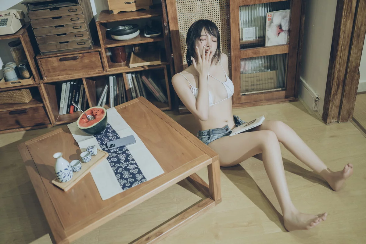 人气Coser二佐Nisa夏日甜蜜主题性感白色内衣配超短牛仔裤秀完美身材诱惑写真50P