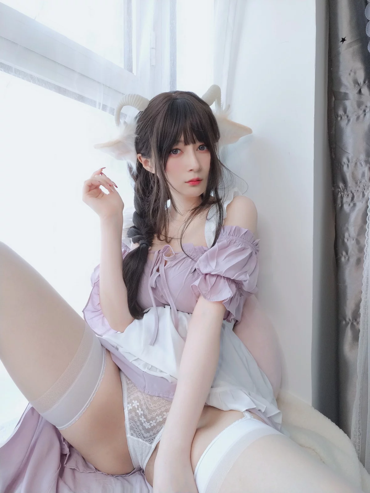 Coser小姐姐白银白丝兔耳女仆主题性感女仆装配白丝吊袜半撩秀翘臀诱惑写真162P
