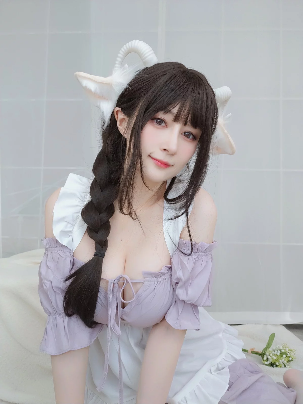 Coser小姐姐白银白丝兔耳女仆主题性感女仆装配白丝吊袜半撩秀翘臀诱惑写真162P