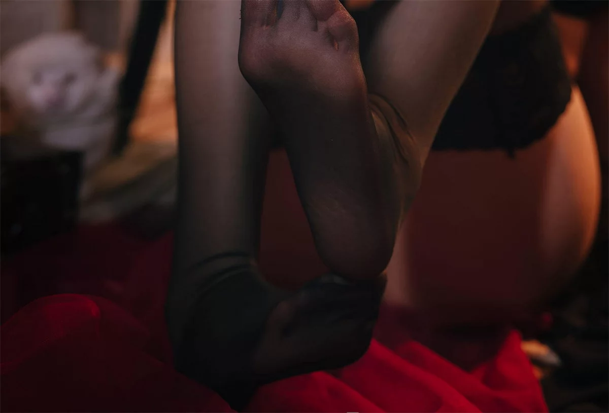 Cosplay美女日奈娇梦兔子内衣主题性感黑色内衣配黑丝吊袜秀翘臀美腿诱惑写真35P