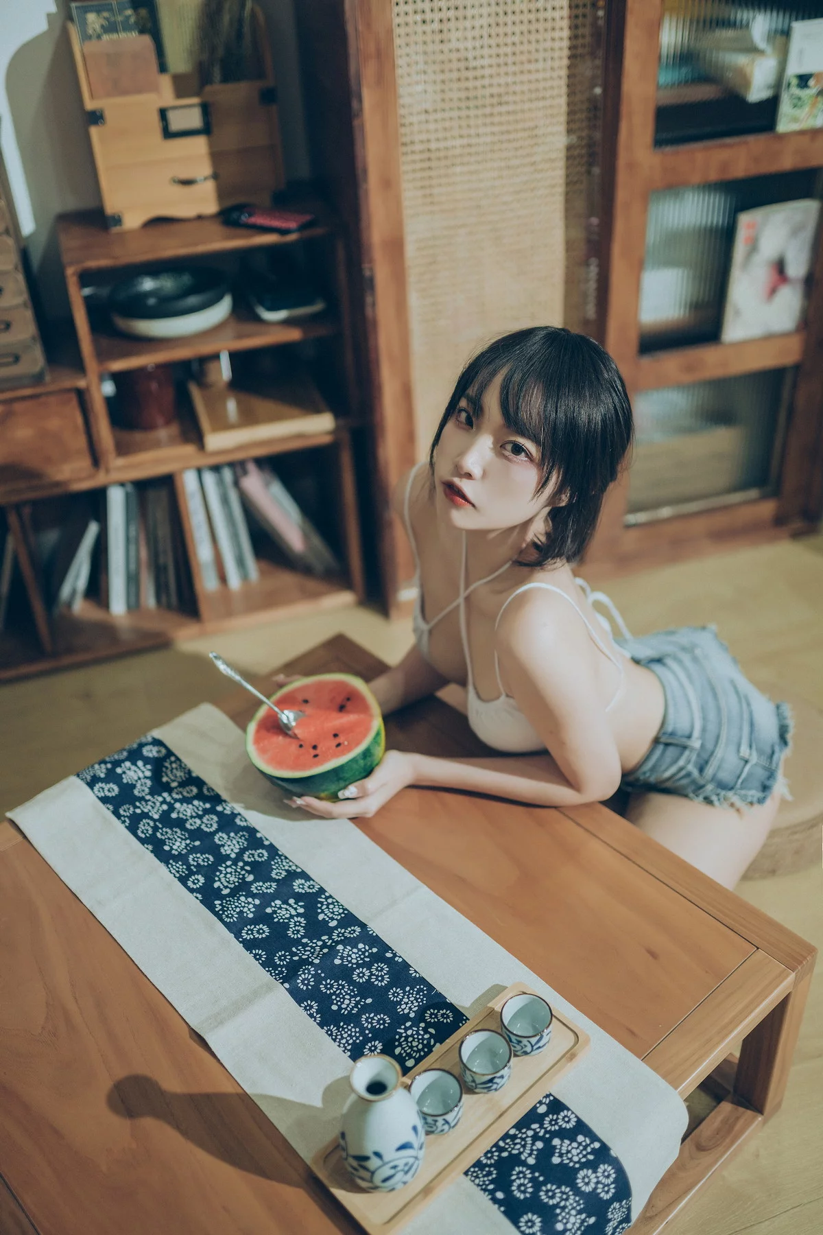 人气Coser二佐Nisa夏日甜蜜主题性感白色内衣配超短牛仔裤秀完美身材诱惑写真50P