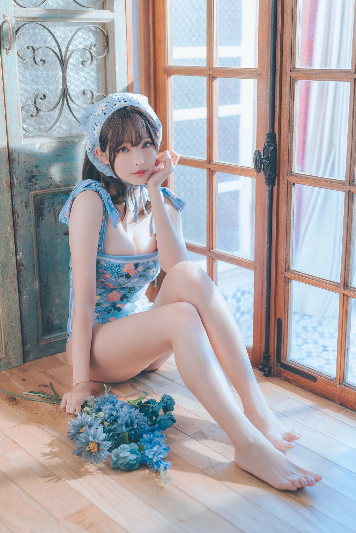 Coser妹子Ely_eee复古水蓝花主题泳池性感蓝色连体泳衣秀完美身材靓丽迷人写真38P