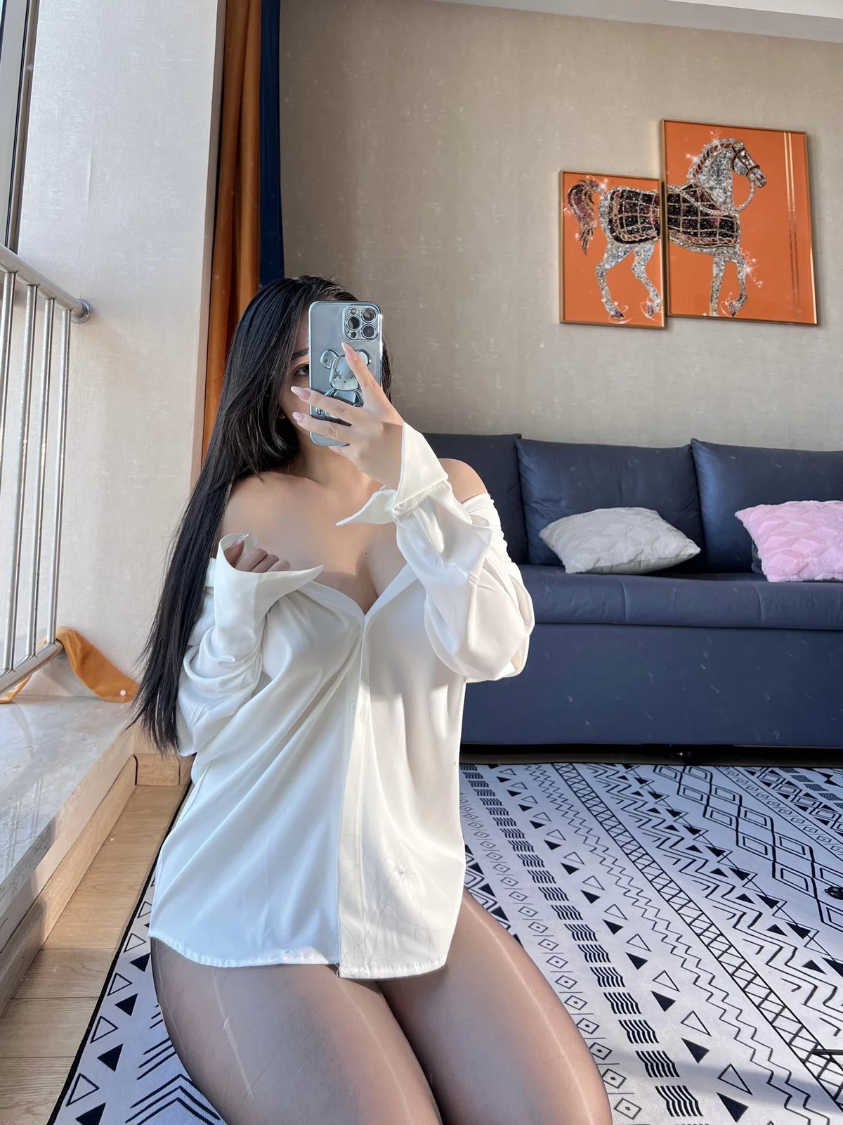 多肉女神小王同学黑丝肥臀主题性感白衬衫配破烂黑丝裤袜秀浑圆翘臀诱惑写真44P